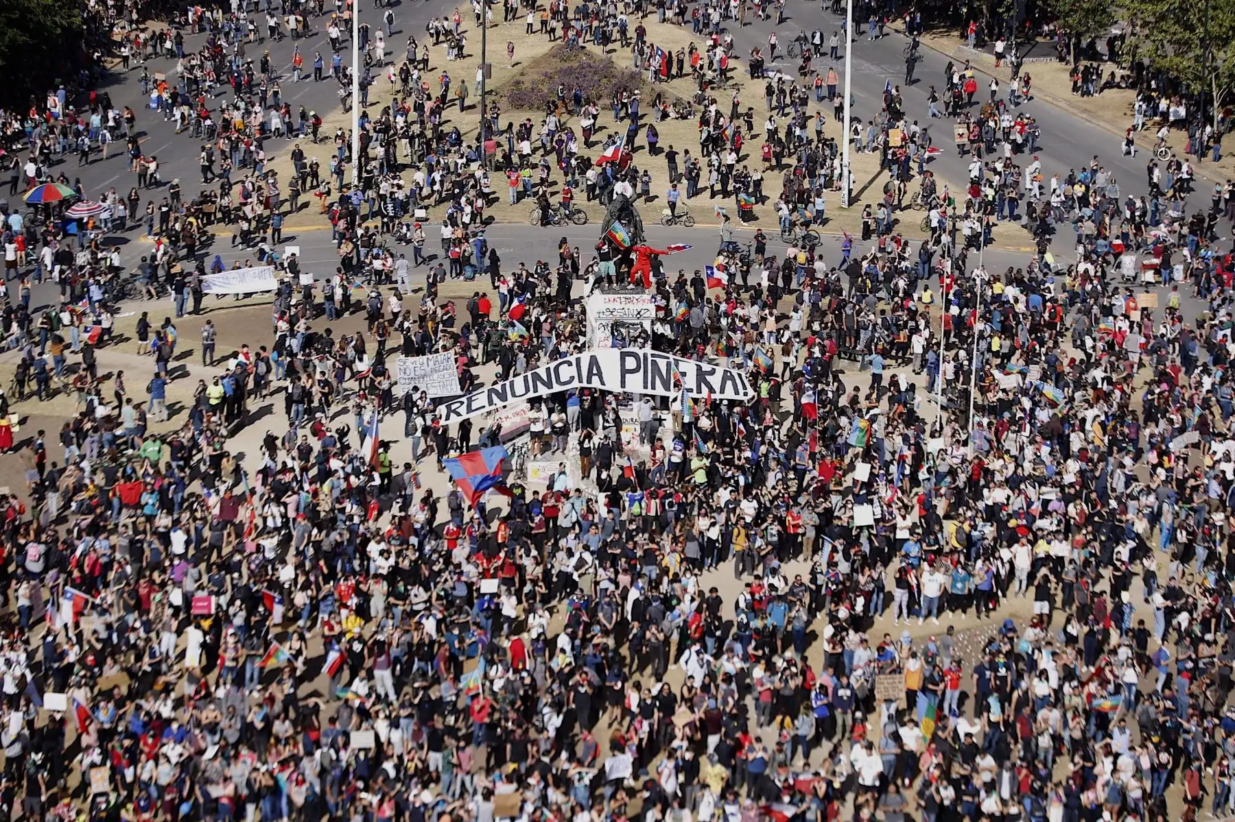 Vista panorámica que muestra la concentración de ciudadanos en la Plaza Italia de Santiago (Chile). Manifestantes se concentran en la céntrica Plaza Italia de Santiago, este martes, durante la décima jornada consecutiva de protestas a nivel nacional en contra del Gobierno.Foto: EFE