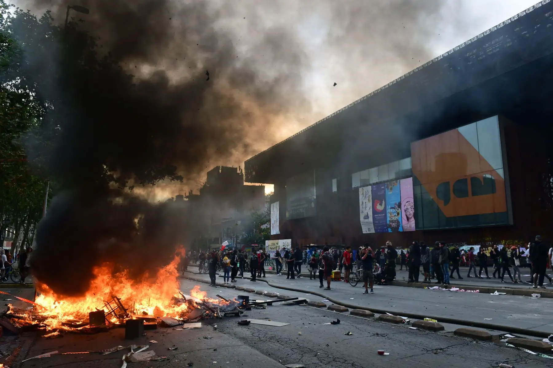 La gente se manifiesta por una hoguera en una barricada durante las protestas contra las políticas económicas del gobierno en el centro de Santiago.Foto:AFP