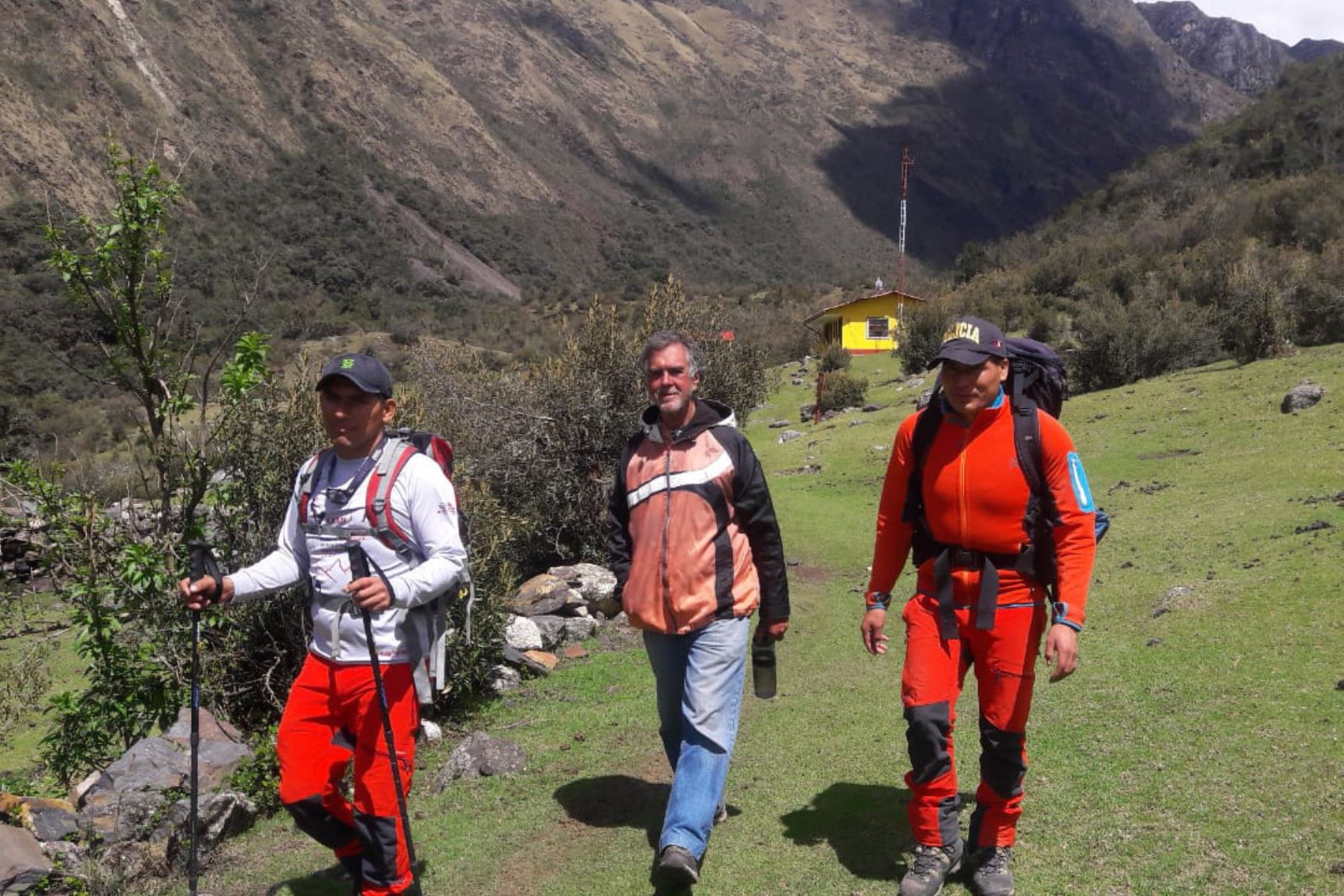Policías de Alta Montaña rescatan a turista australiano perdido en el Parque Nacional Huascarán, en Áncash. ANDINA/Difusión