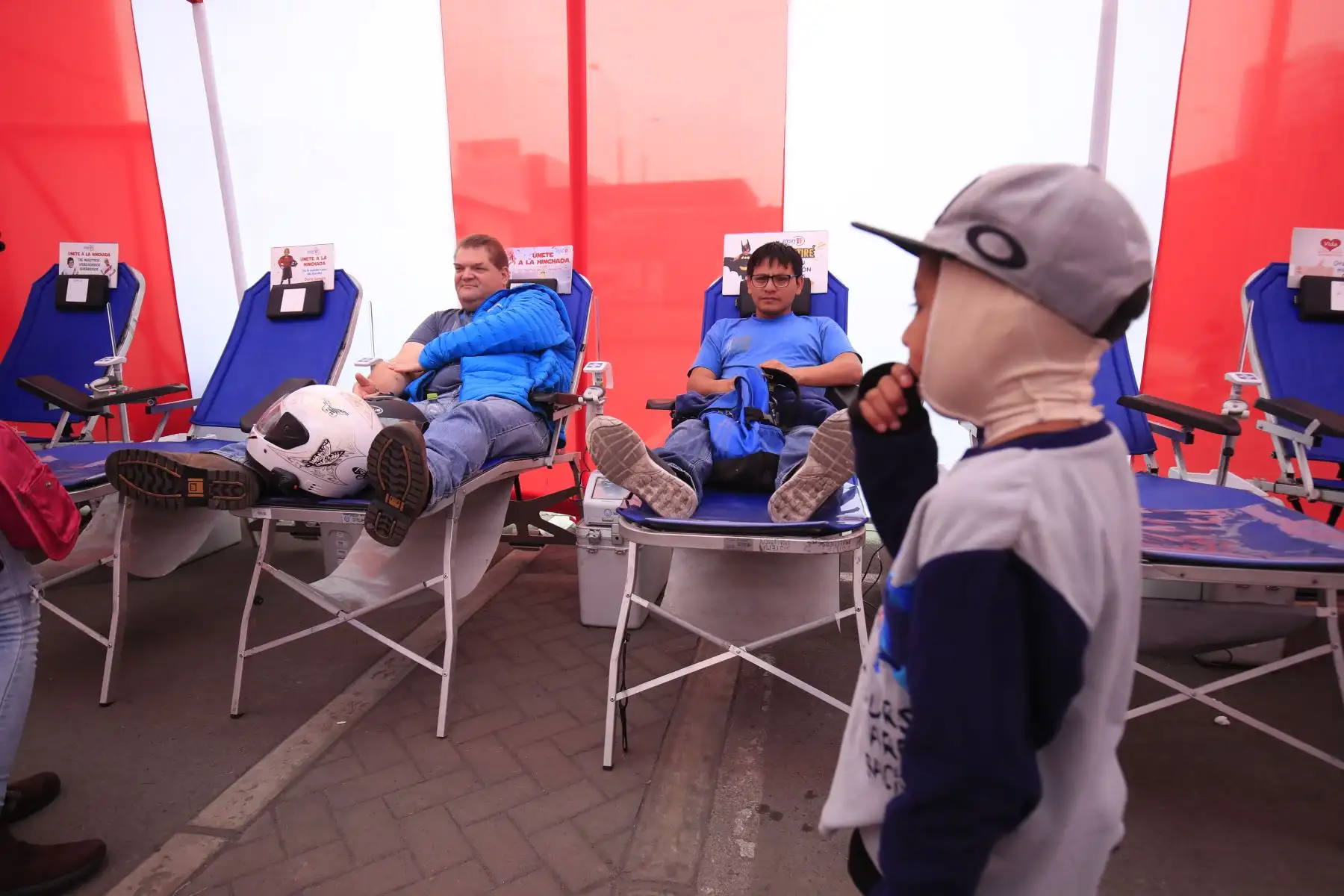 El Instituto Nacional del Niño - San Borja realizó una campaña de donación voluntaria de sangre y plaquetas para recolectar dichos componentes para los pequeños pacientes que lo requieren.

Foto: Andina/Juan Carlos Guzmán Negrini