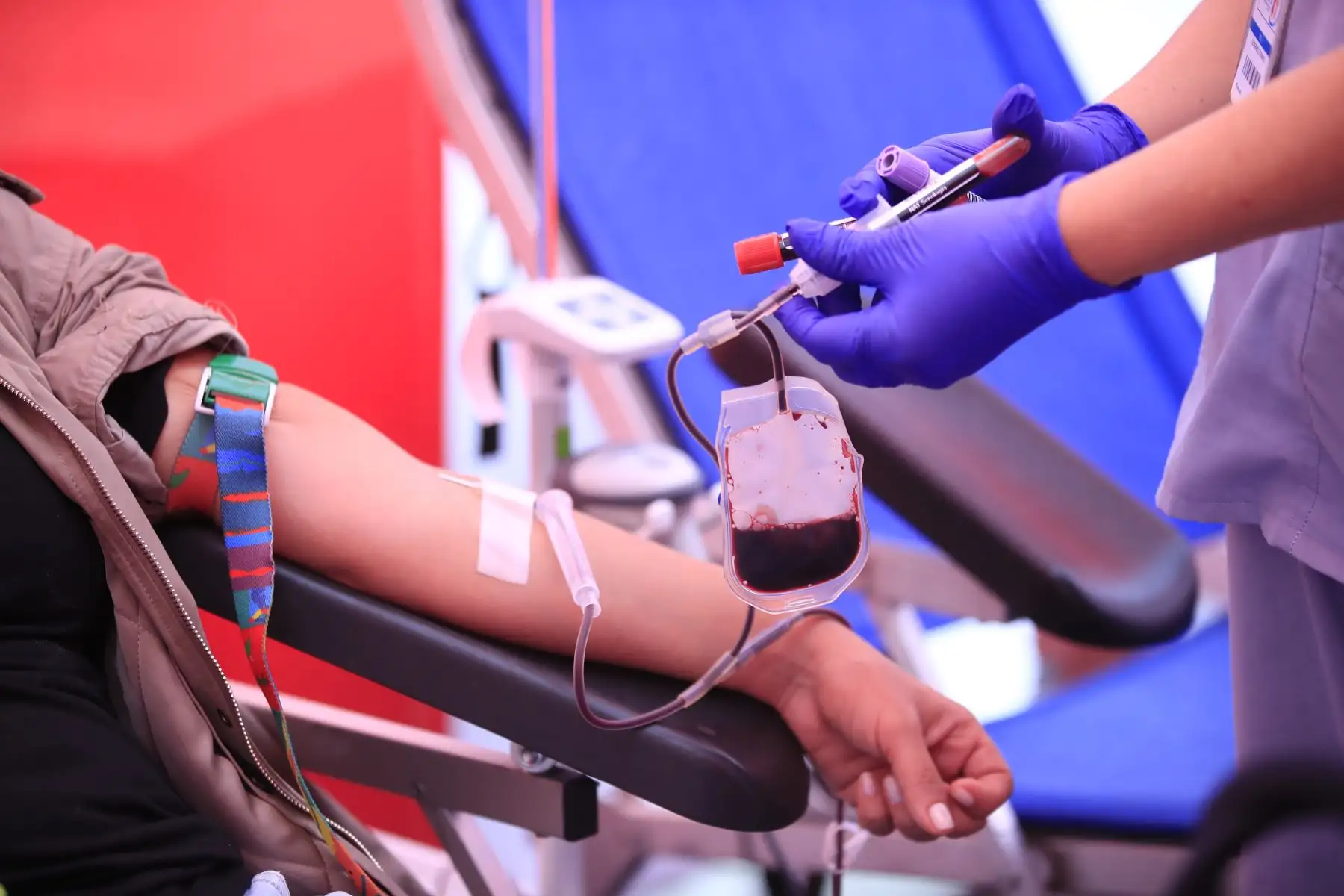 El Instituto Nacional del Niño - San Borja realizó una campaña de donación voluntaria de sangre y plaquetas para recolectar dichos componentes para los pequeños pacientes que lo requieren.

Foto: Andina/Juan Carlos Guzmán Negrini