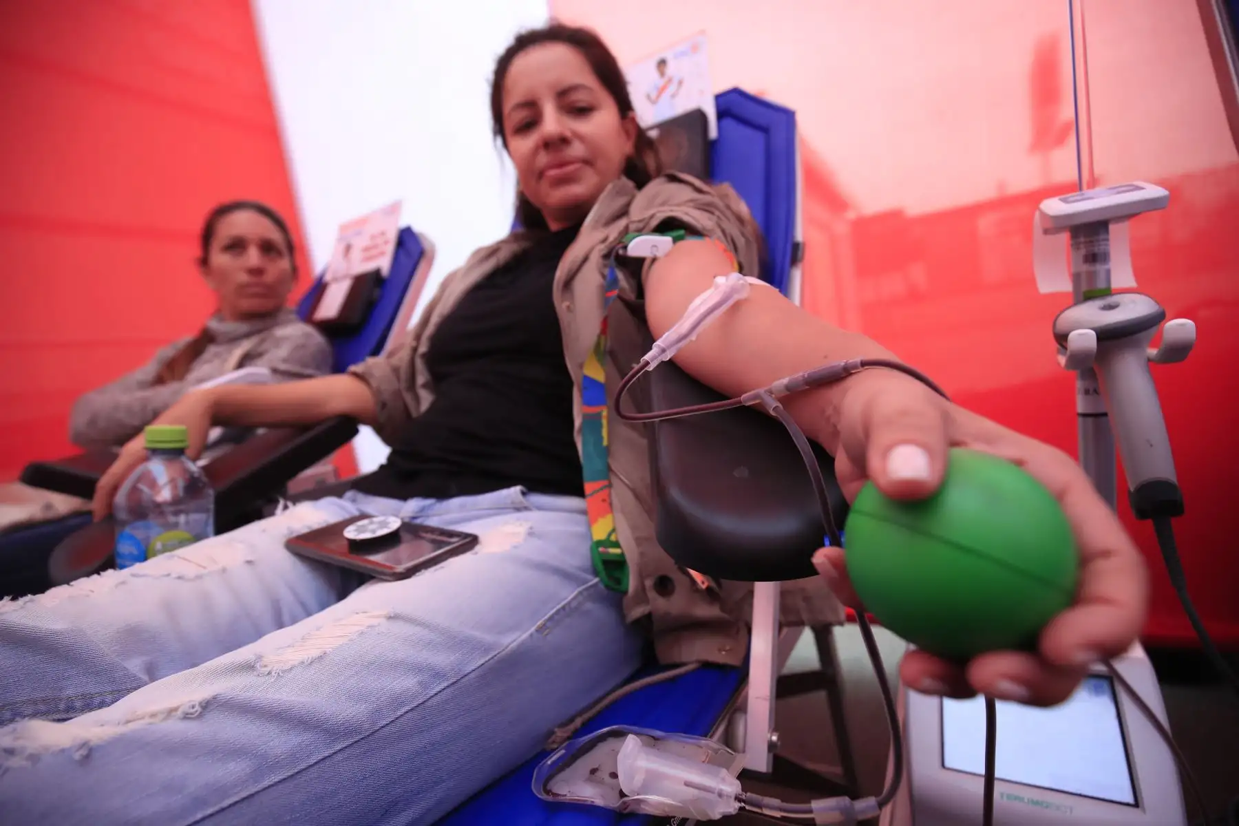 El Instituto Nacional del Niño - San Borja realizó una campaña de donación voluntaria de sangre y plaquetas para recolectar dichos componentes para los pequeños pacientes que lo requieren.

Foto: Andina/Juan Carlos Guzmán Negrini
