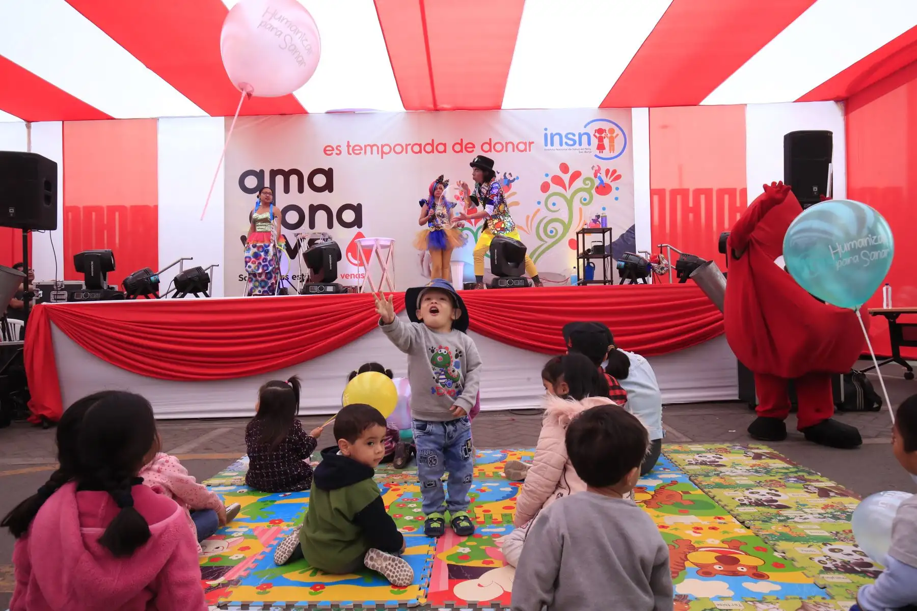 El Instituto Nacional del Niño - San Borja realizó una campaña de donación voluntaria de sangre y plaquetas para recolectar dichos componentes para los pequeños pacientes que lo requieren.

Foto: Andina/Juan Carlos Guzmán Negrini