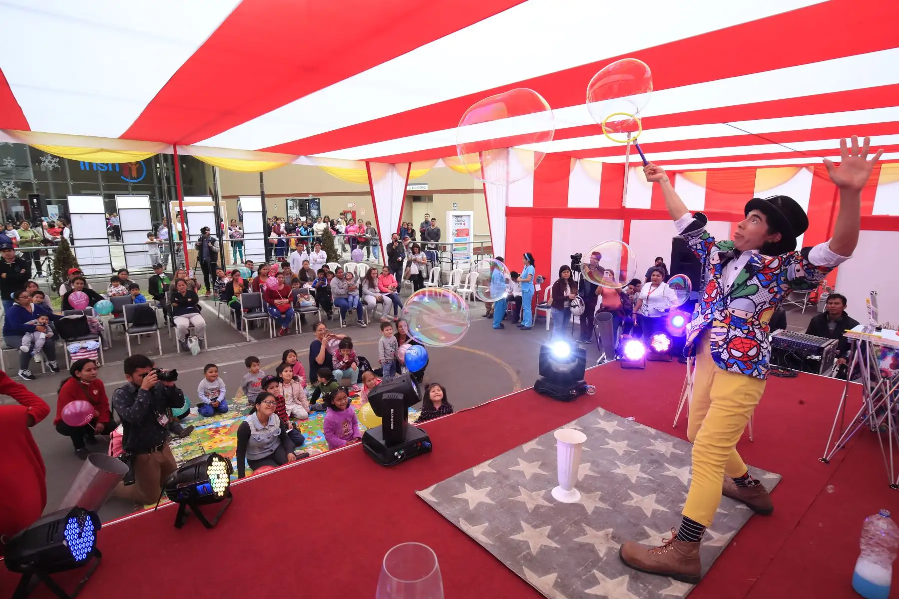 El Instituto Nacional del Niño - San Borja realizó una campaña de donación voluntaria de sangre y plaquetas para recolectar dichos componentes para los pequeños pacientes que lo requieren.

Foto: Andina/Juan Carlos Guzmán Negrini