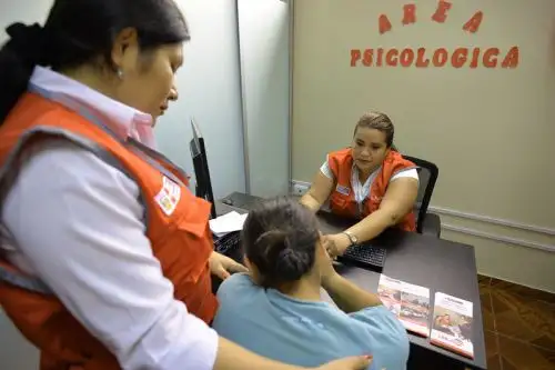 Especialistas del Ministerio de la Mujer brindan atención a familiares de mujer víctima de presunto feminicidio en Cañete.