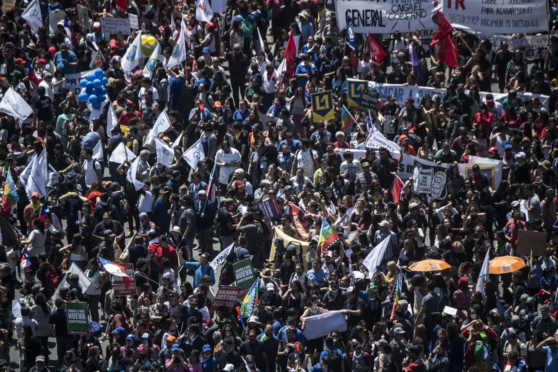 Cientos de personas marchan durante el paro nacional convocado en Chile. Foto: AFP
