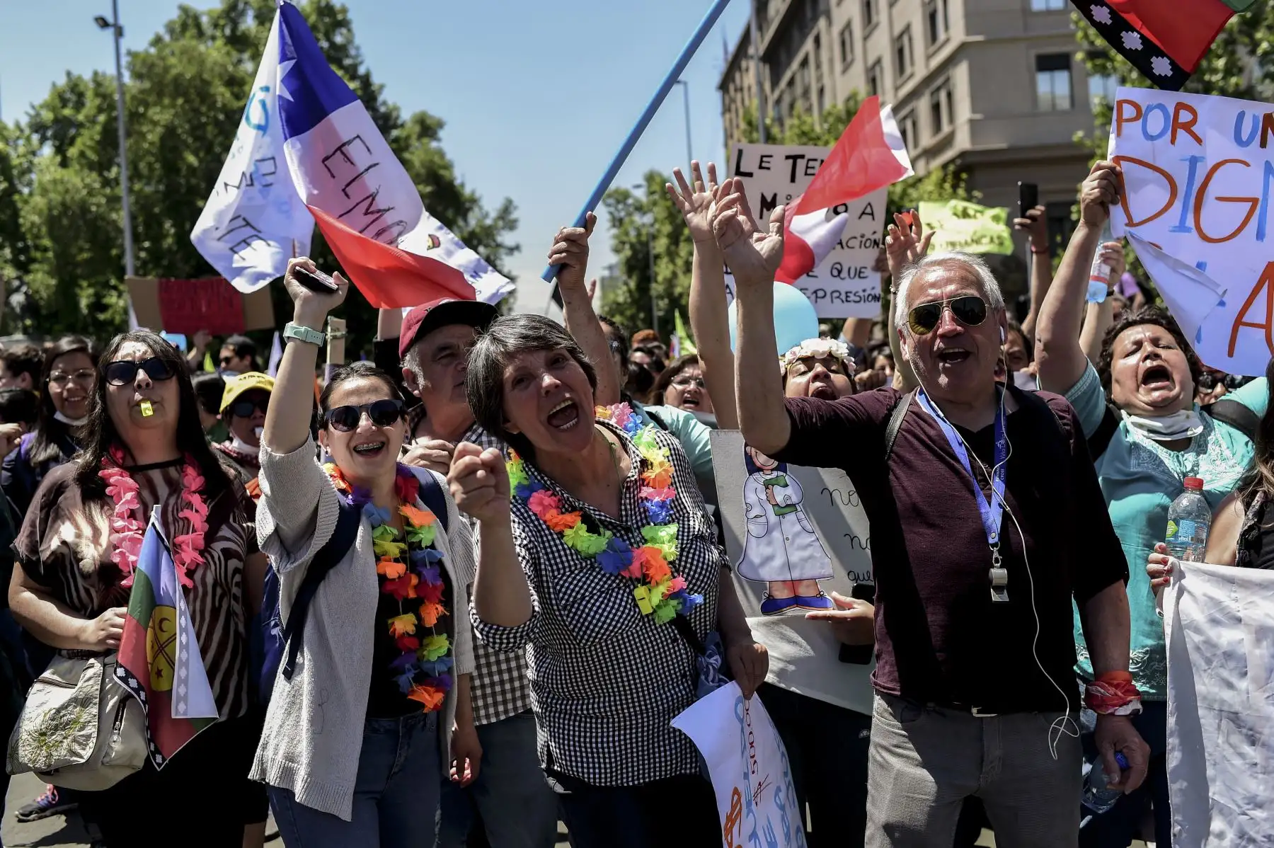 Cientos de personas marchan durante el paro nacional convocado en Chile. Foto: AFP