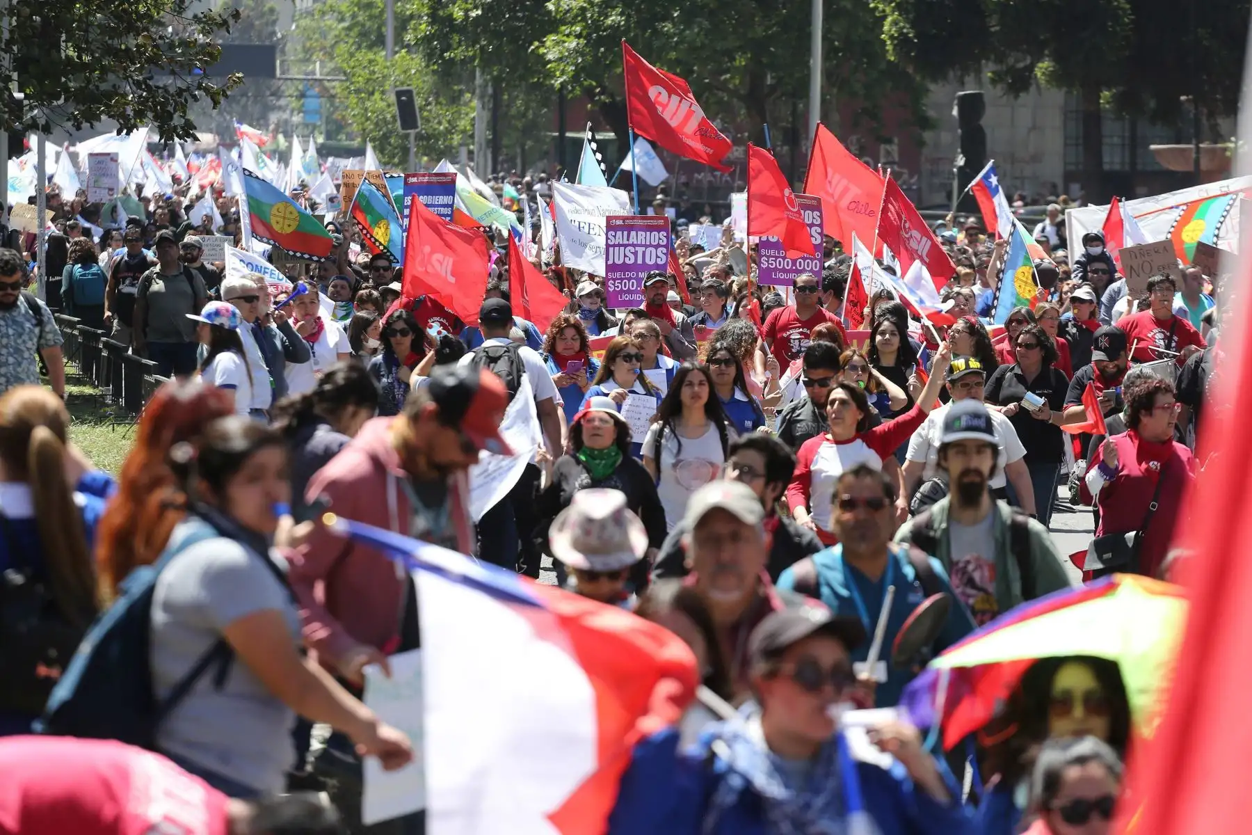 Cientos de personas marchan durante el paro nacional convocado en Chile. Foto: AFP