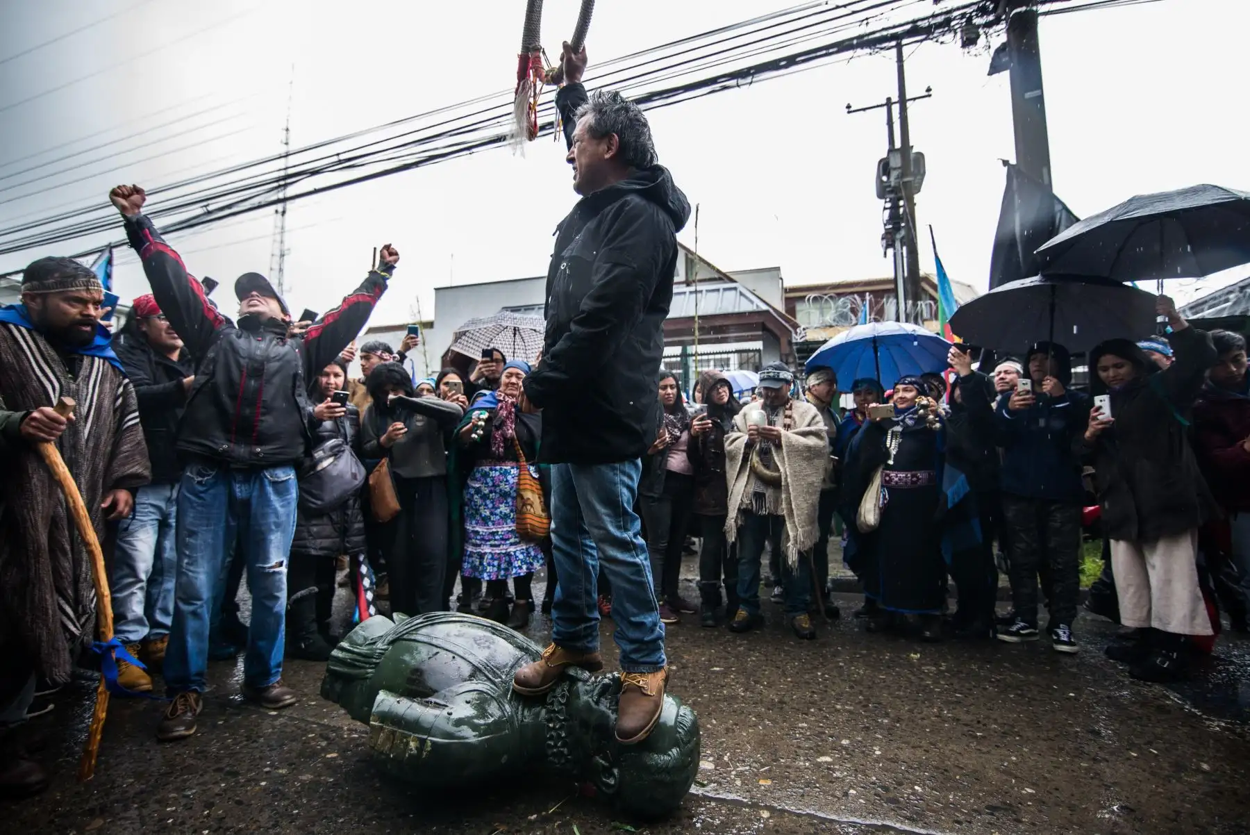Manifestantes simbolicamente agreden una estatua de Pedro de Valdivia, militar y conquistador español, en Temuco Chile. Foto: EFE