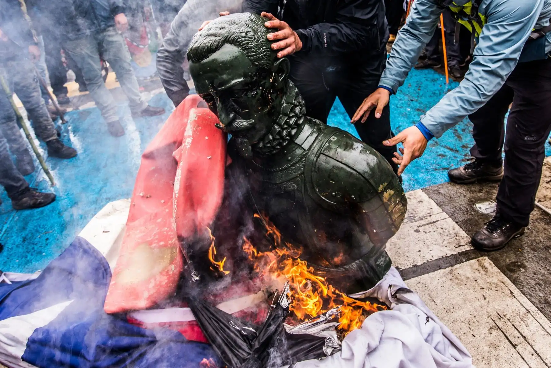Manifestantes simbolicamente agreden una estatua de Pedro de Valdivia, militar y conquistador español, en Temuco Chile. Foto: EFE