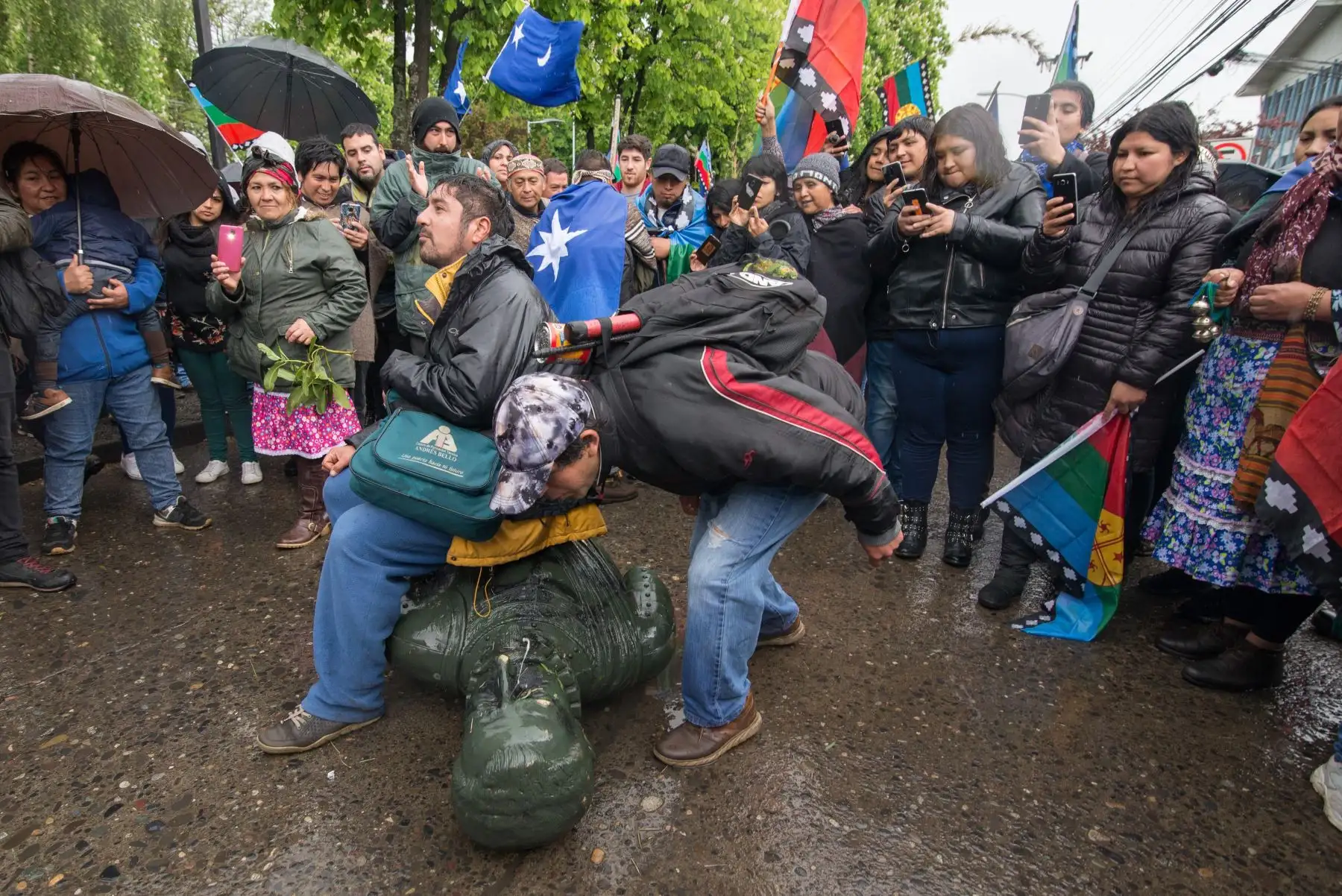 Manifestantes simbolicamente agreden una estatua de Pedro de Valdivia, militar y conquistador español, en Temuco Chile. Foto: EFE