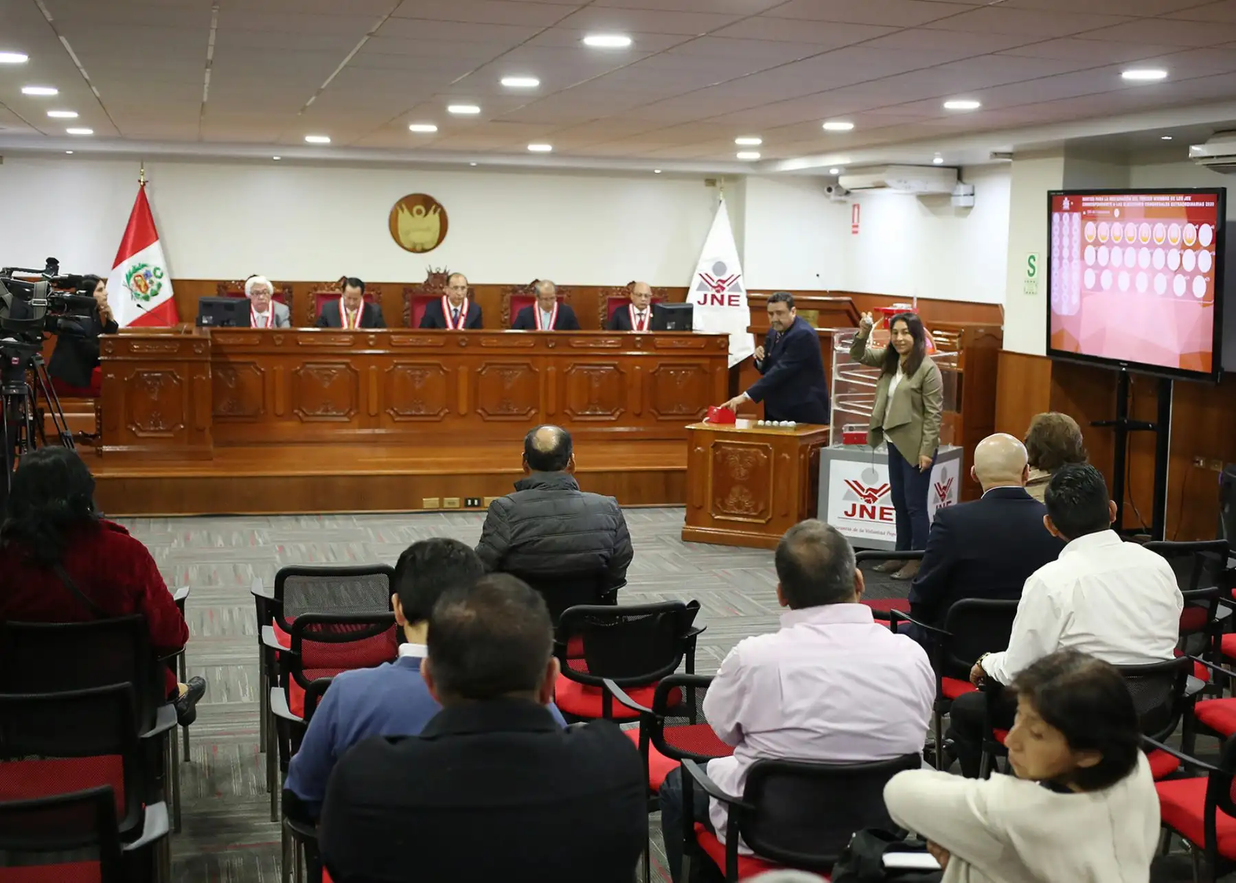 JNE designó tercer miembro de los 60 jurados especialesr.