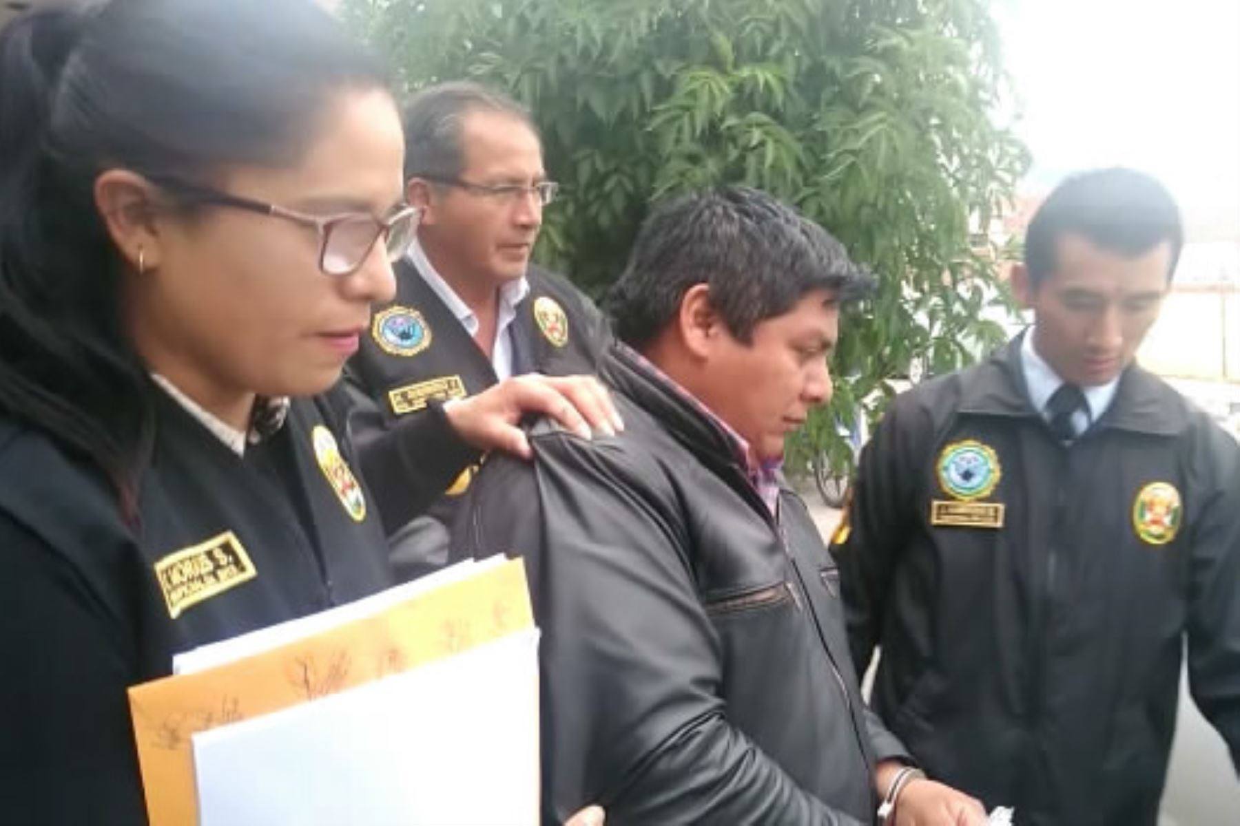 Policía anticorrupción detuvo a el alcalde de Santo Domingo de Acobamba, Efraín Ramiro Véliz Rojas, por un presunto cobro de coima. Foto: Pedro Tinoco