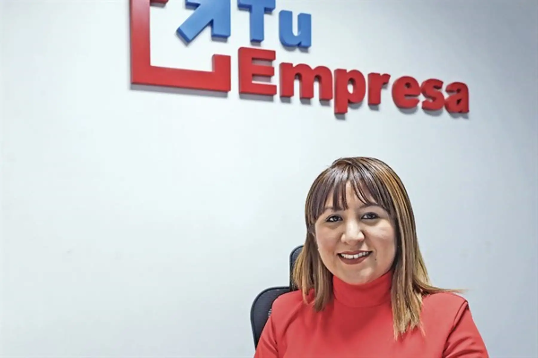 Antonella Romero Jiménez es una servidora pública milenial y le apasiona trabajar a favor de la mujer emprendedora peruana.