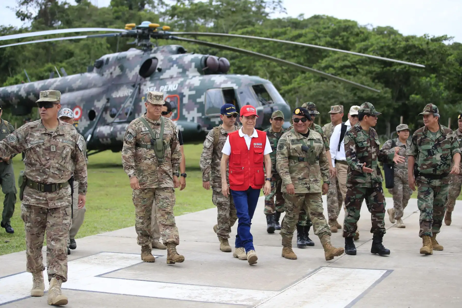 El ministro de Defensa, Walter Martos, supervisó esta mañana la inhabilitación de pistas de aterrizaje clandestinas en la localidad de Constitución, en Cerro de Pasco.Operaciones fueron acompañadas por el jefe del Comando Conjunto de las Fuerzas Armadas, General de Ejército César Astudillo Salcedo. Foto: ANDINA/Juan Carlos Guzmán