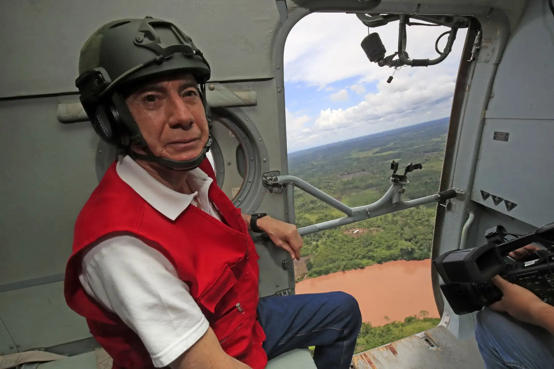 El ministro de Defensa, Walter Martos, supervisó esta mañana la inhabilitación de pistas de aterrizaje clandestinas en la localidad de Constitución, en Cerro de Pasco. Estas eran controladas por organizaciones criminales dedicadas al tráfico ilícito de drogas en la selva central. Foto: ANDINA/Juan Carlos Guzmán