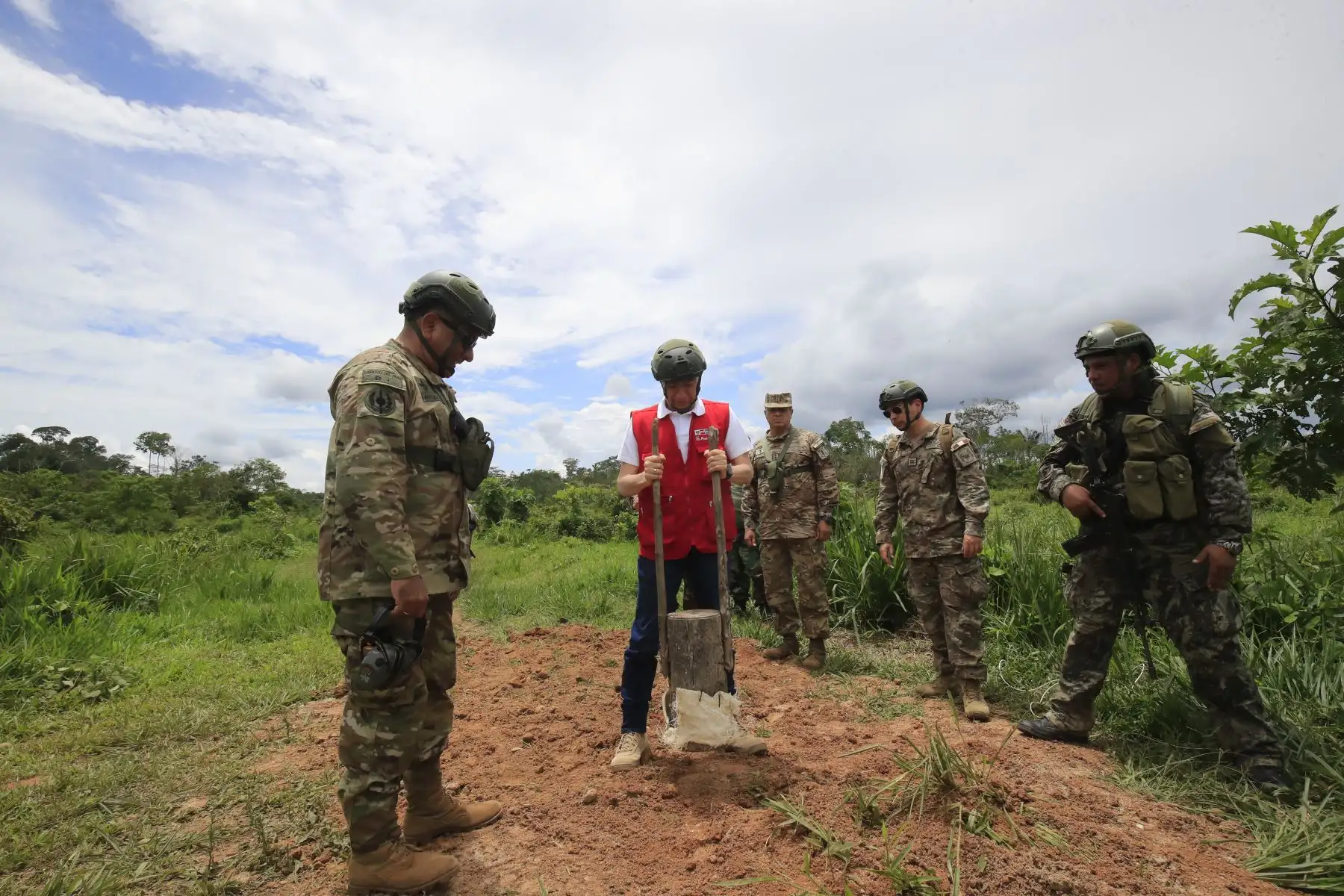 El ministro de Defensa, Walter Martos, supervisó esta mañana la inhabilitación de pistas de aterrizaje clandestinas en la localidad de Constitución, en Cerro de Pasco. Operaciones fueron acompañadas por el jefe del Comando Conjunto de las Fuerzas Armadas, General de Ejército César Astudillo Salcedo. Foto: ANDINA/Juan Carlos Guzmán