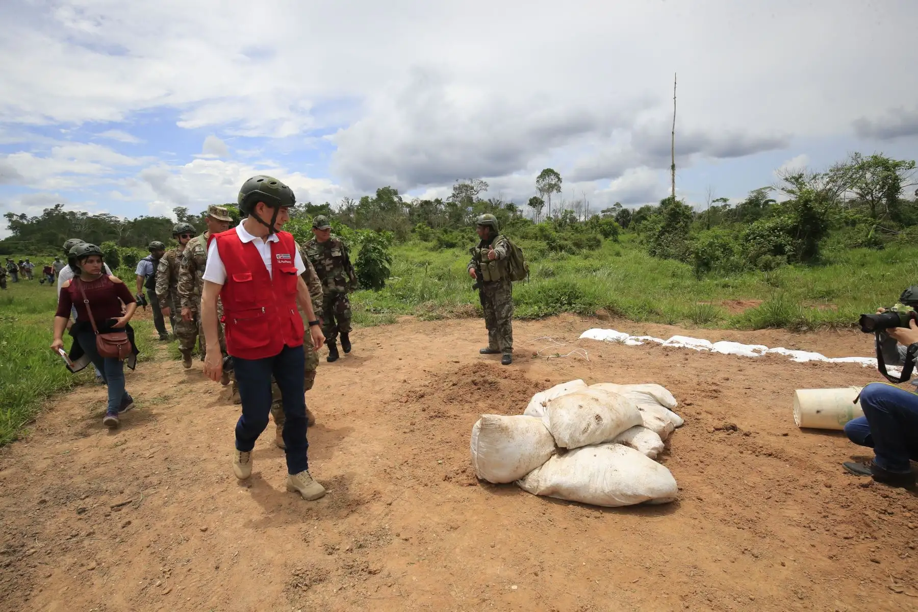 El ministro de Defensa, Walter Martos, supervisó esta mañana la inhabilitación de pistas de aterrizaje clandestinas en la localidad de Constitución, en Cerro de Pasco. Estas eran controladas por organizaciones criminales dedicadas al tráfico ilícito de drogas en la selva central. Foto: ANDINA/Juan Carlos Guzmán