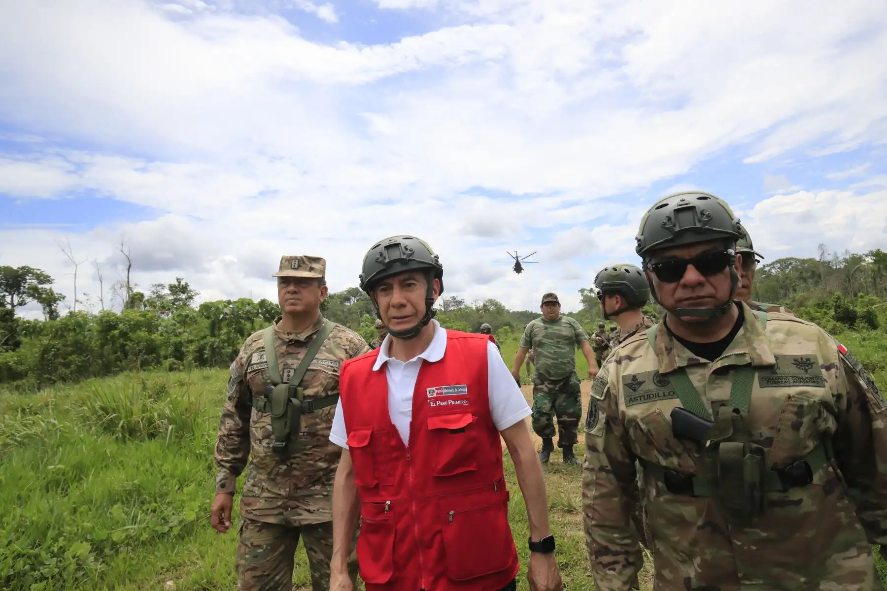 El ministro de Defensa, Walter Martos, supervisó esta mañana la inhabilitación de pistas de aterrizaje clandestinas en la localidad de Constitución, en Cerro de Pasco. Operaciones fueron acompañadas por el jefe del Comando Conjunto de las Fuerzas Armadas, General de Ejército César Astudillo Salcedo. Foto: ANDINA/Juan Carlos Guzmán