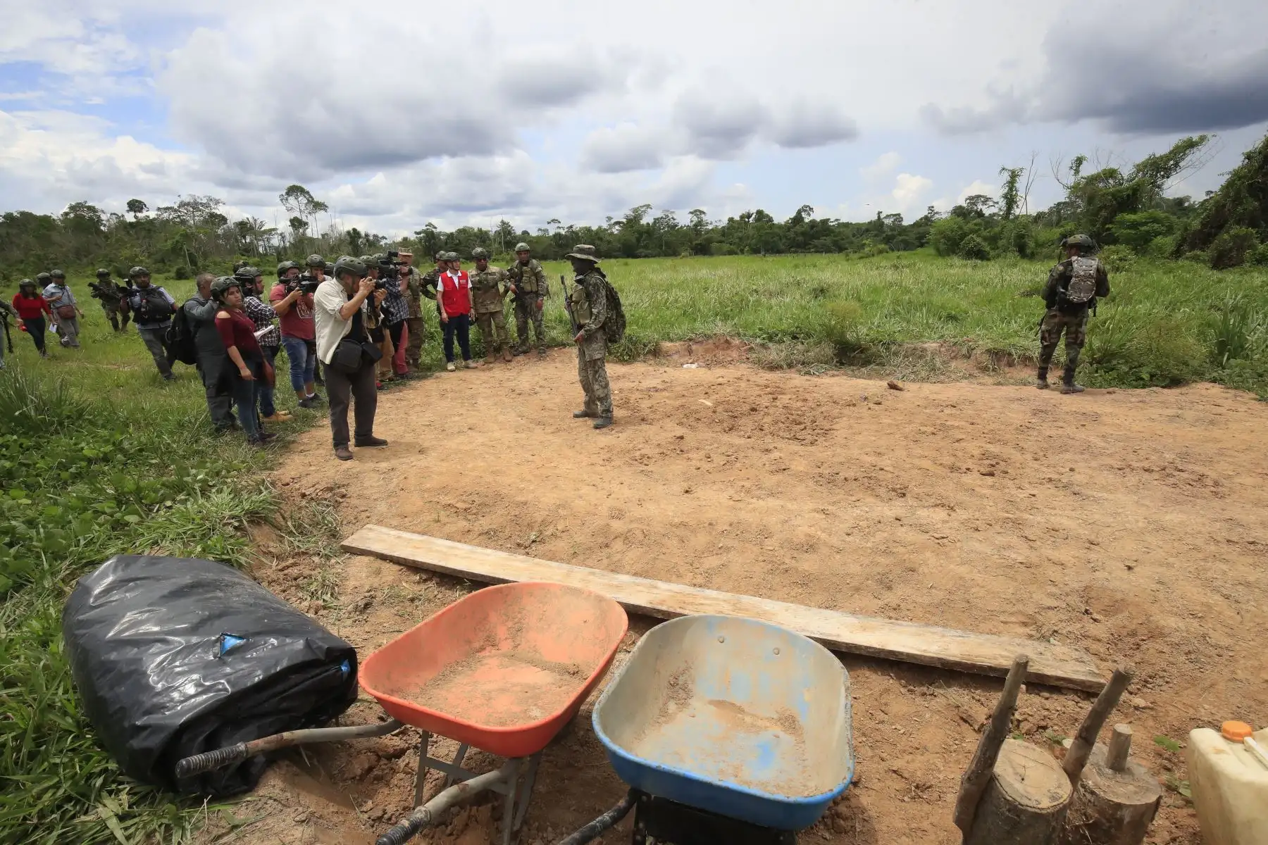 Mindef supervisó esta mañana la inhabilitación de pistas de aterrizaje clandestinas en la localidad de Constitución, en Cerro de Pasco. Estas eran controladas por organizaciones criminales dedicadas al tráfico ilícito de drogas en la selva central. Foto: ANDINA/Juan Carlos Guzmán