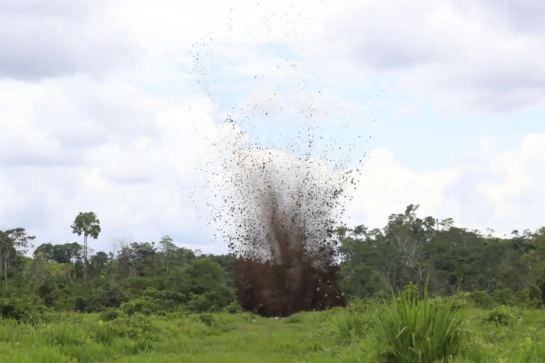 Mindef supervisó esta mañana la inhabilitación de pistas de aterrizaje clandestinas en la localidad de Constitución, en Cerro de Pasco. Estas eran controladas por organizaciones criminales dedicadas al tráfico ilícito de drogas en la selva central. Foto: ANDINA/Juan Carlos Guzmán