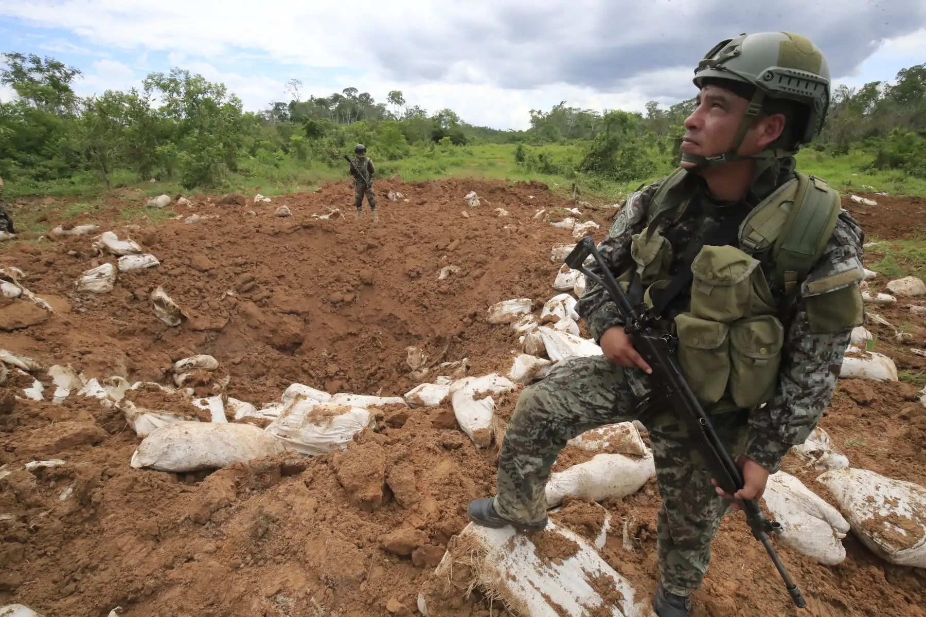 Mindef supervisó esta mañana la inhabilitación de pistas de aterrizaje clandestinas en la localidad de Constitución, en Cerro de Pasco. Estas eran controladas por organizaciones criminales dedicadas al tráfico ilícito de drogas en la selva central. Foto: ANDINA/Juan Carlos Guzmán