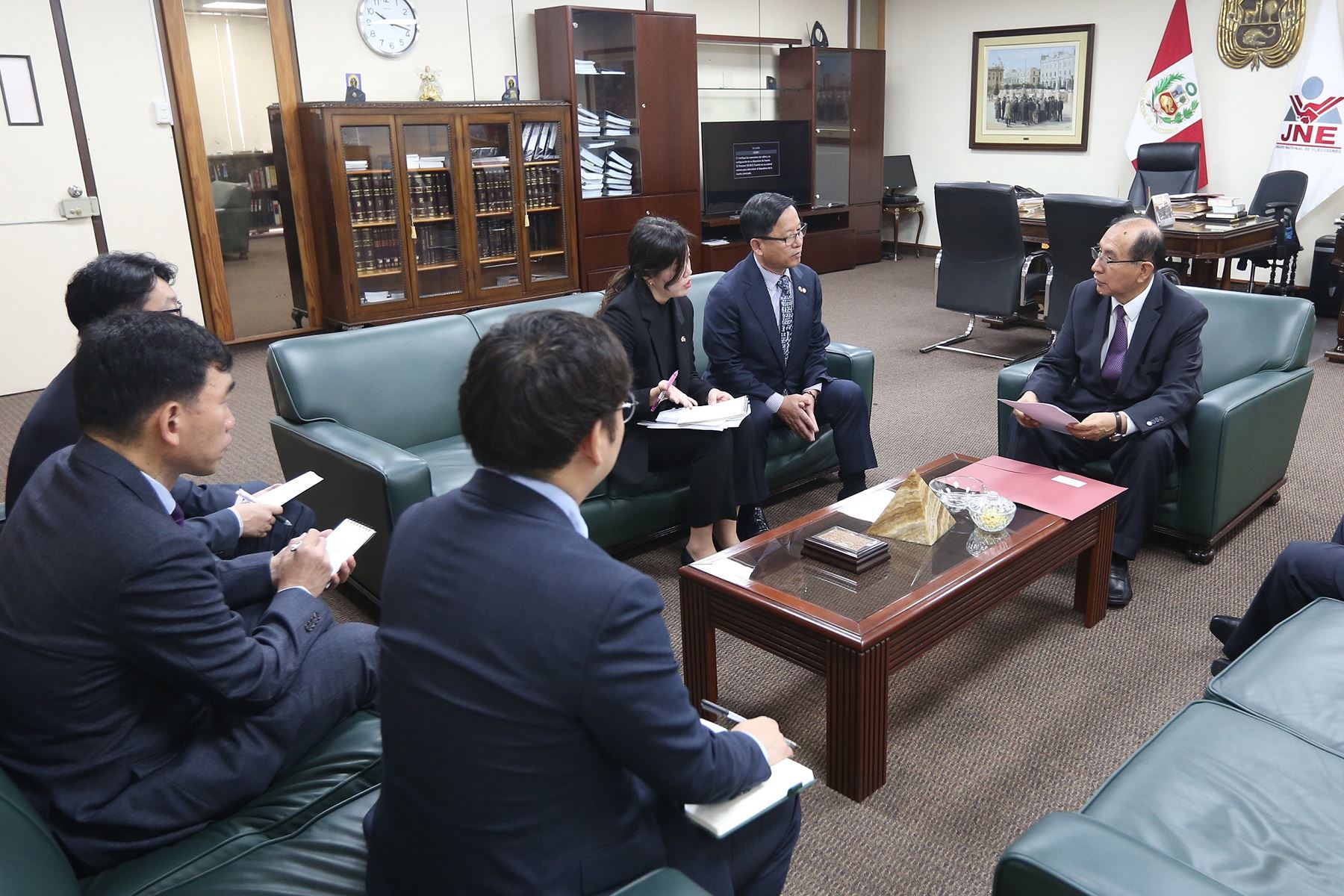 Reunión del presidente del JNE, Víctor Ticona, con delegados del organismo electoral de Corea del Sur. Foto: Difusión.