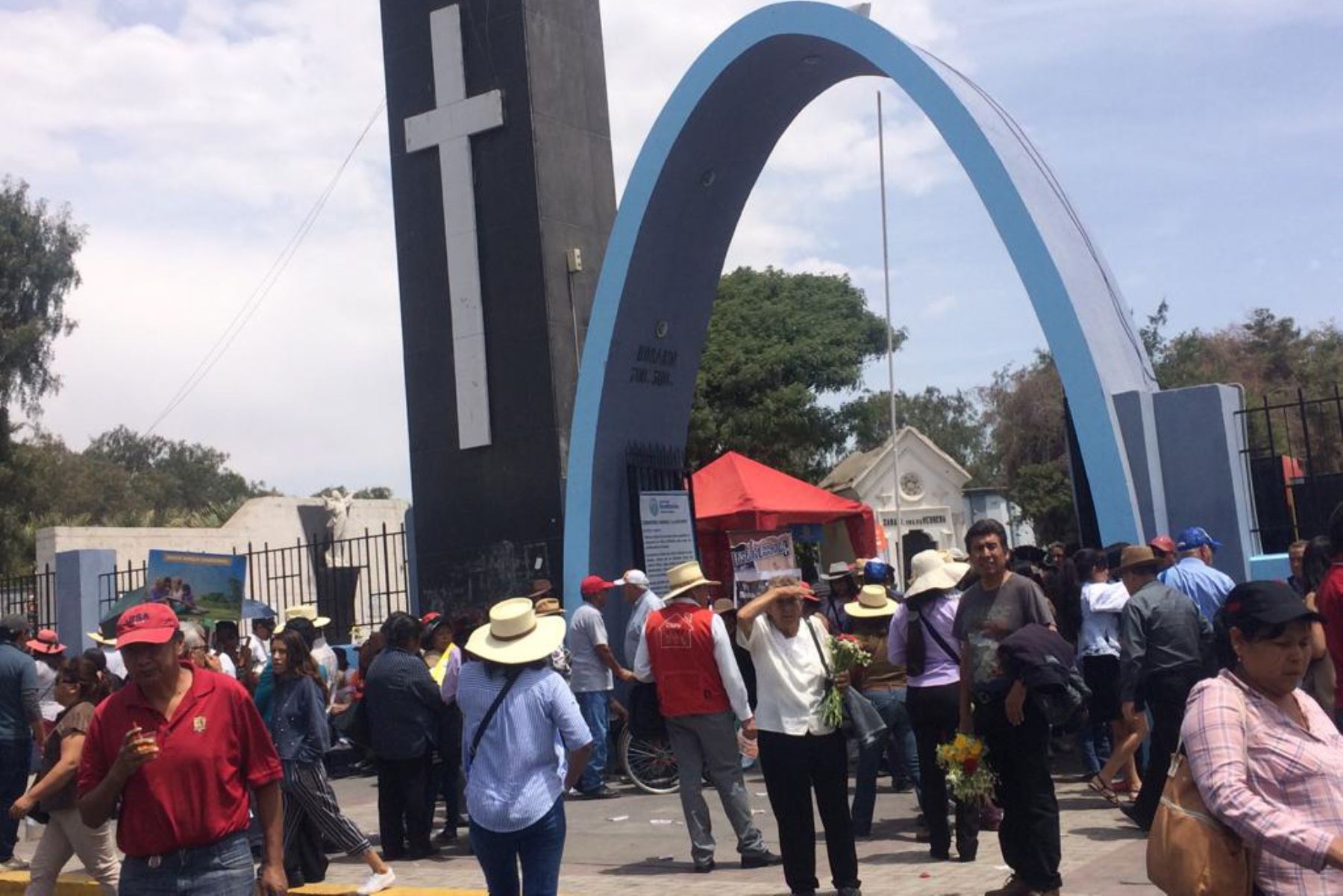 Arequipeños rinden homenaje a sus familiares en Día de Todos los Santos y cementerios registran una concurrencia masiva. Foto: Rocío Méndez
