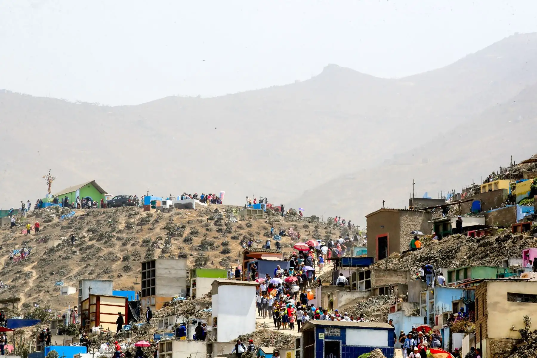 Cientos de personas acudieron al cementerio de Villa El Salvador donde se realizaron celebraciones por el día de Todos los Santos  
Foto: Andina/Juan Carlos Guzmán Negrini Cientos de personas acudieron al cementerio de Villa El Salvador donde se realizaron celebraciones por el día de Todos los Santos  
Foto: Andina/Juan Carlos Guzmán Negrini