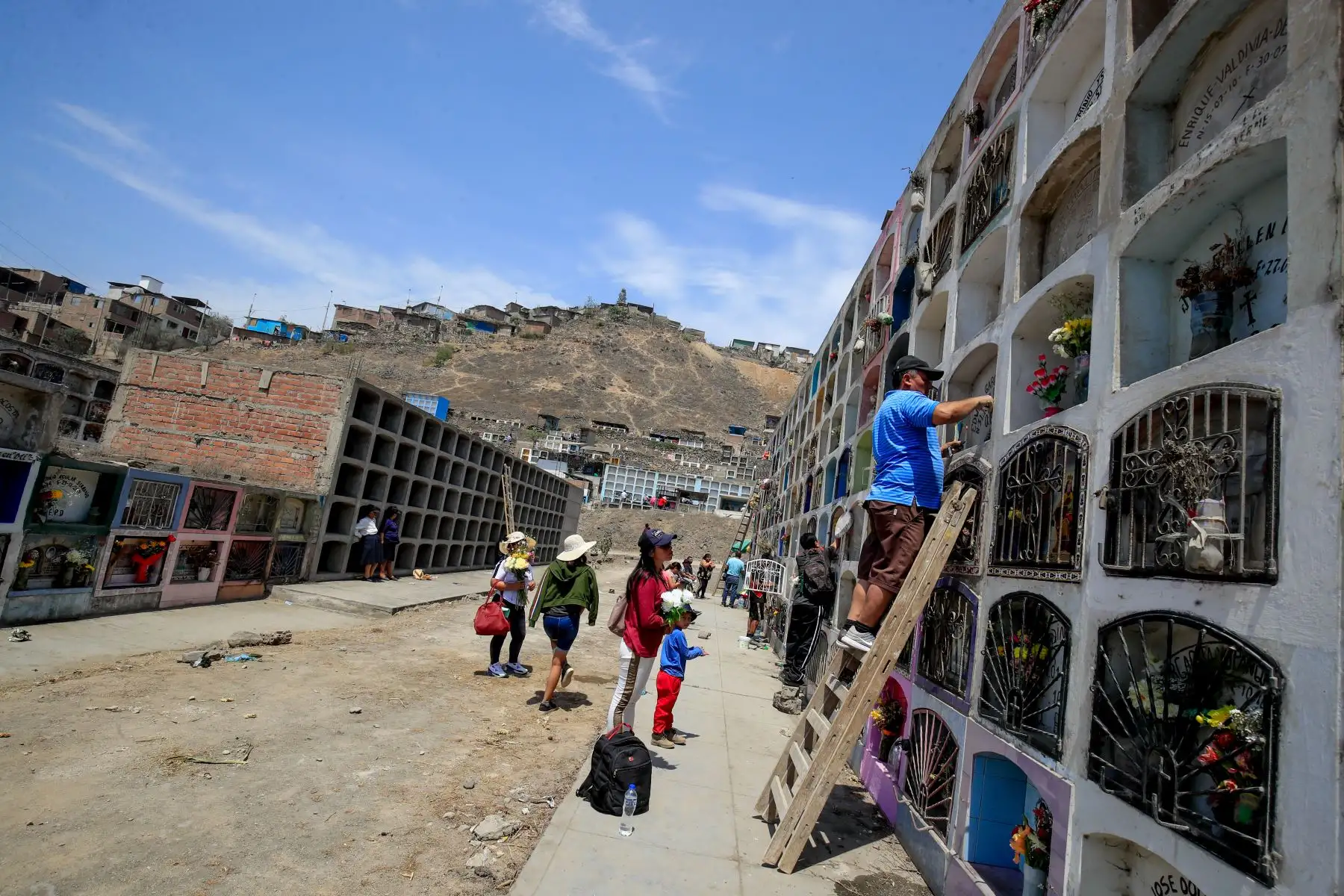 Cientos de personas acudieron al cementerio de Villa El Salvador donde se realizaron celebraciones por el día de Todos los Santos  
Foto: Andina/Juan Carlos Guzmán Negrini Cientos de personas acudieron al cementerio de Villa El Salvador donde se realizaron celebraciones por el día de Todos los Santos  
Foto: Andina/Juan Carlos Guzmán Negrini