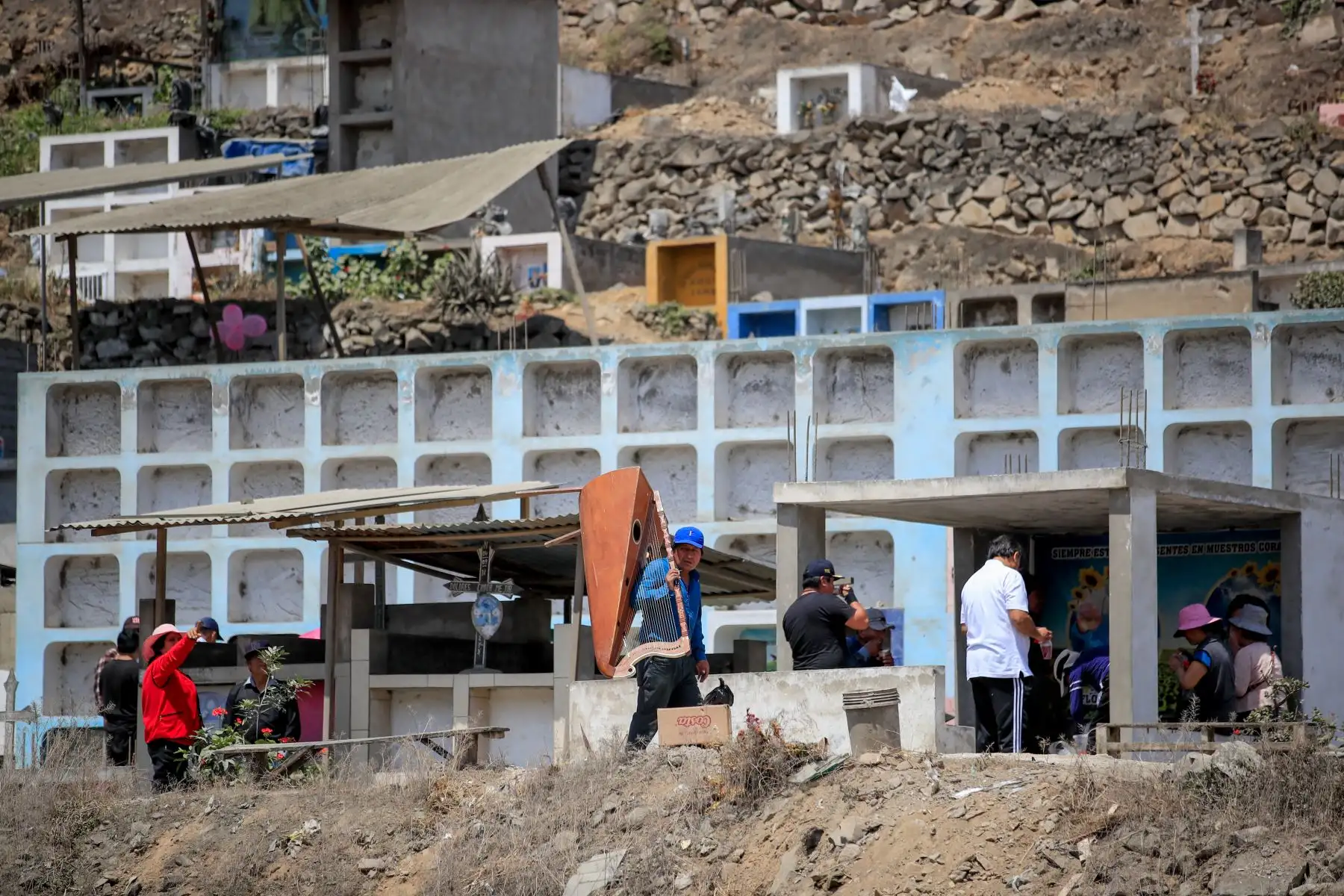 Cientos de personas acudieron al cementerio de Villa El Salvador donde se realizaron celebraciones por el día de Todos los Santos  
Foto: Andina/Juan Carlos Guzmán Negrini Cientos de personas acudieron al cementerio de Villa El Salvador donde se realizaron celebraciones por el día de Todos los Santos  
Foto: Andina/Juan Carlos Guzmán Negrini