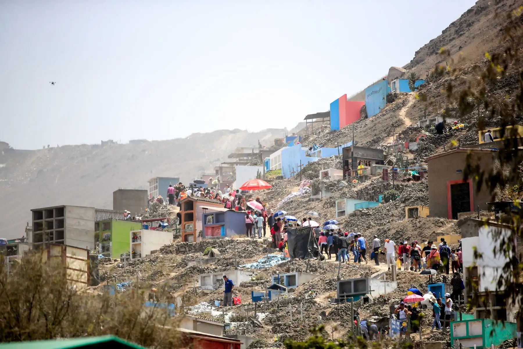 Cientos de personas acudieron al cementerio de Villa El Salvador donde se realizaron celebraciones por el día de Todos los Santos  
Foto: Andina/Juan Carlos Guzmán Negrini Cientos de personas acudieron al cementerio de Villa El Salvador donde se realizaron celebraciones por el día de Todos los Santos  
Foto: Andina/Juan Carlos Guzmán Negrini