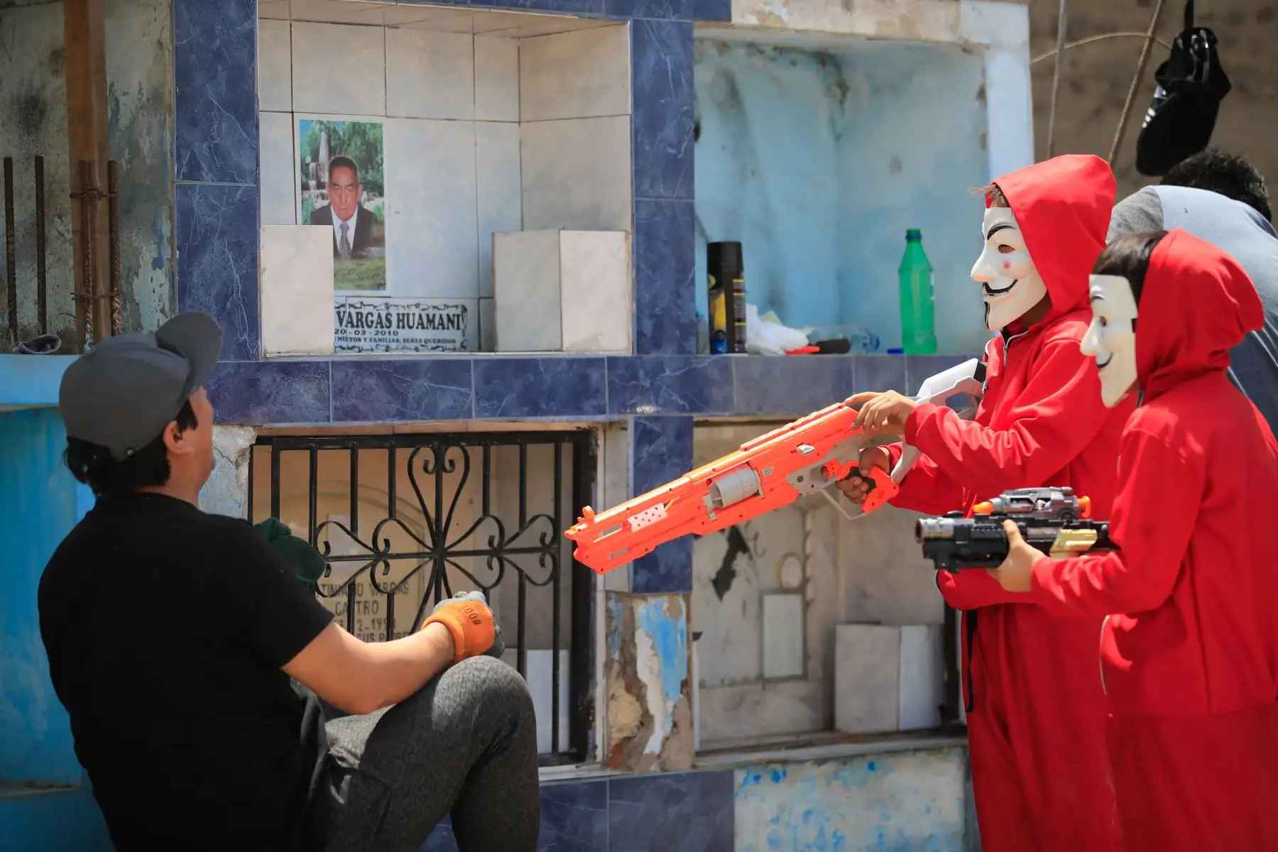 Cientos de personas acudieron al cementerio de Villa El Salvador donde se realizaron celebraciones por el día de Todos los Santos  
Foto: Andina/Juan Carlos Guzmán Negrini Cientos de personas acudieron al cementerio de Villa El Salvador donde se realizaron celebraciones por el día de Todos los Santos  
Foto: Andina/Juan Carlos Guzmán Negrini