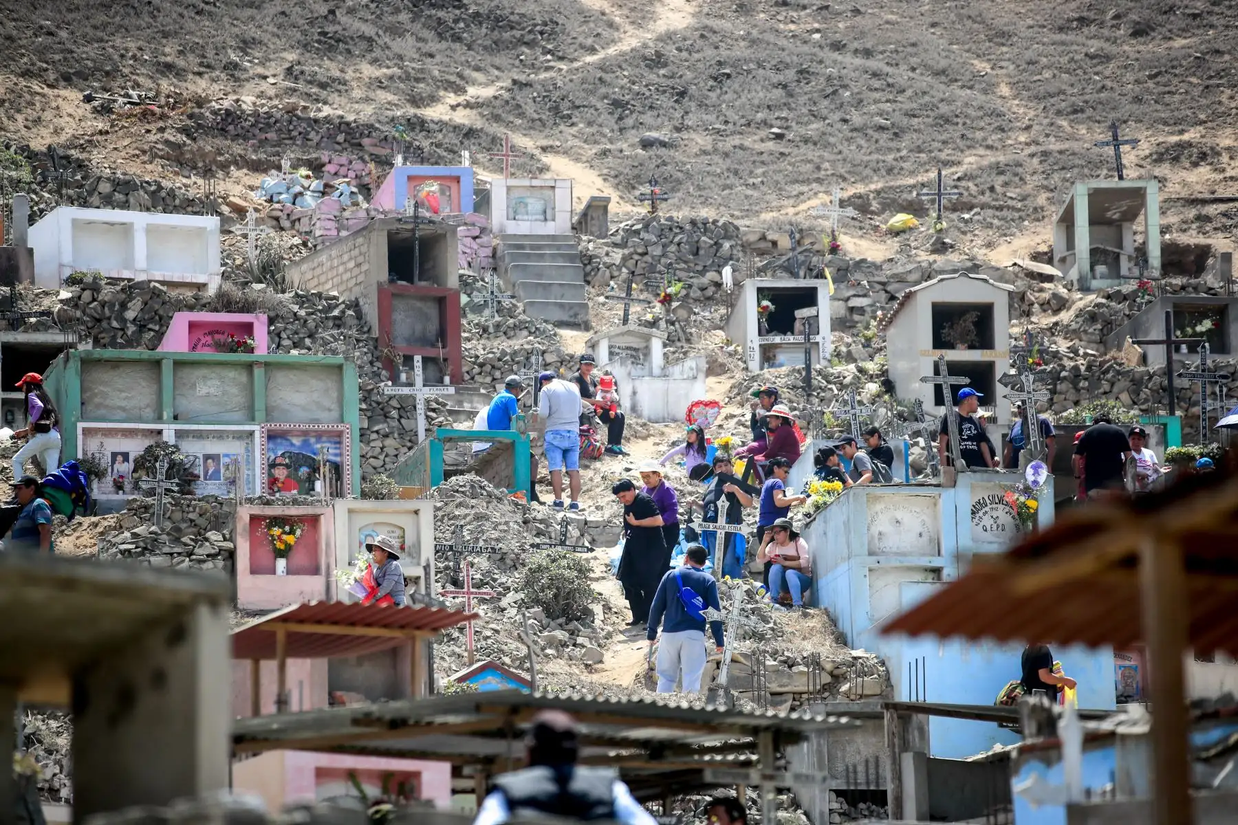 Cientos de personas acudieron al cementerio de Villa El Salvador donde se realizaron celebraciones por el día de Todos los Santos  
Foto: Andina/Juan Carlos Guzmán Negrini Cientos de personas acudieron al cementerio de Villa El Salvador donde se realizaron celebraciones por el día de Todos los Santos  
Foto: Andina/Juan Carlos Guzmán Negrini
