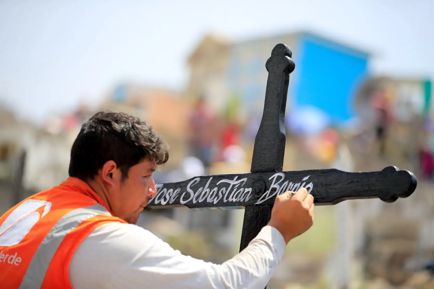 Cientos de personas acudieron al cementerio de Villa El Salvador donde se realizaron celebraciones por el día de Todos los Santos  
Foto: Andina/Juan Carlos Guzmán Negrini Cientos de personas acudieron al cementerio de Villa El Salvador donde se realizaron celebraciones por el día de Todos los Santos  
Foto: Andina/Juan Carlos Guzmán Negrini