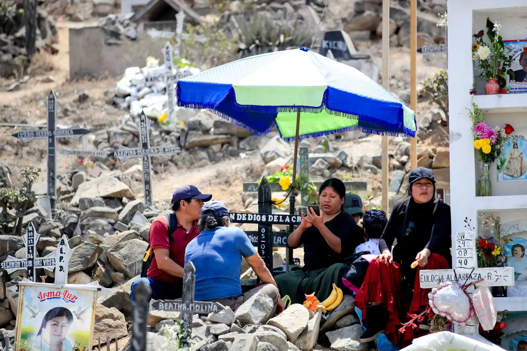 Cientos de personas acudieron al cementerio de Villa El Salvador donde se realizaron celebraciones por el día de Todos los Santos  
Foto: Andina/Juan Carlos Guzmán Negrini Cientos de personas acudieron al cementerio de Villa El Salvador donde se realizaron celebraciones por el día de Todos los Santos  
Foto: Andina/Juan Carlos Guzmán Negrini