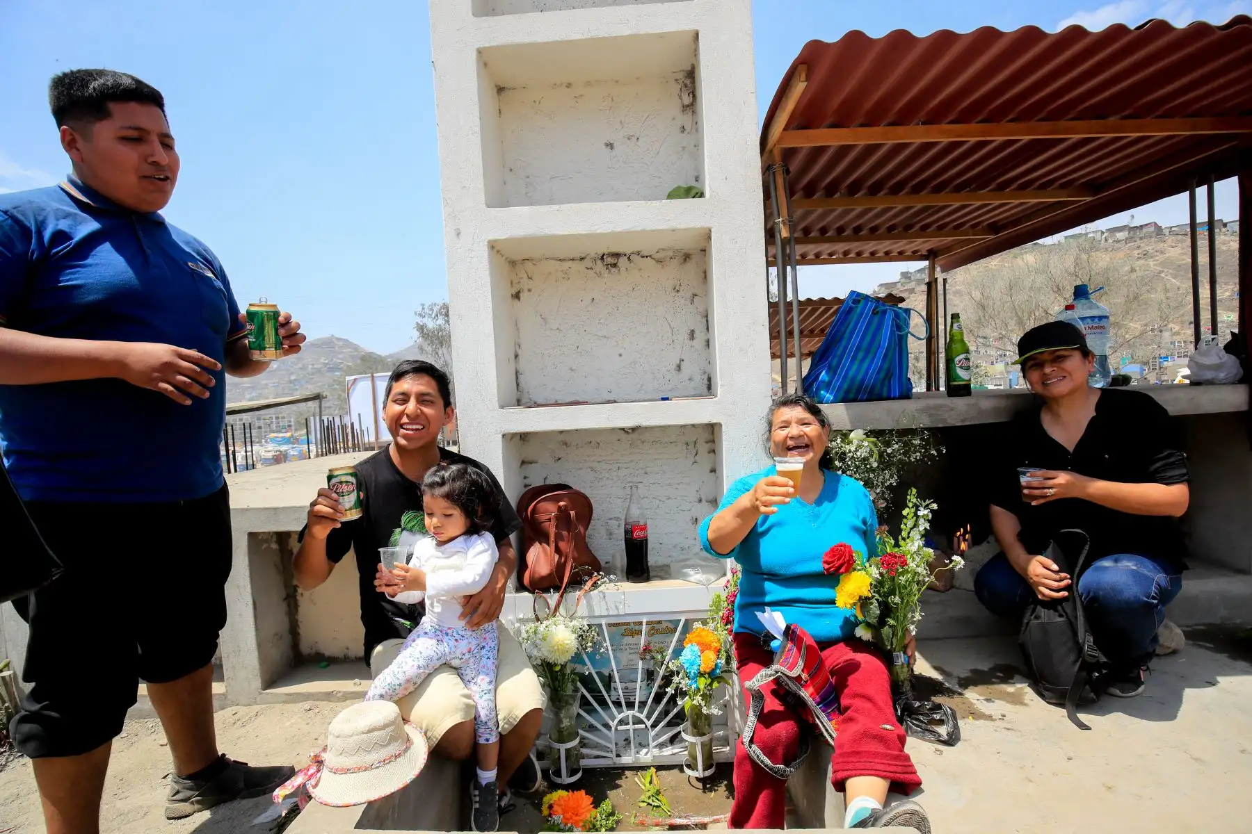 Cientos de personas acudieron al cementerio de Villa El Salvador donde se realizaron celebraciones por el día de Todos los Santos  
Foto: Andina/Juan Carlos Guzmán Negrini Cientos de personas acudieron al cementerio de Villa El Salvador donde se realizaron celebraciones por el día de Todos los Santos  
Foto: Andina/Juan Carlos Guzmán Negrini
