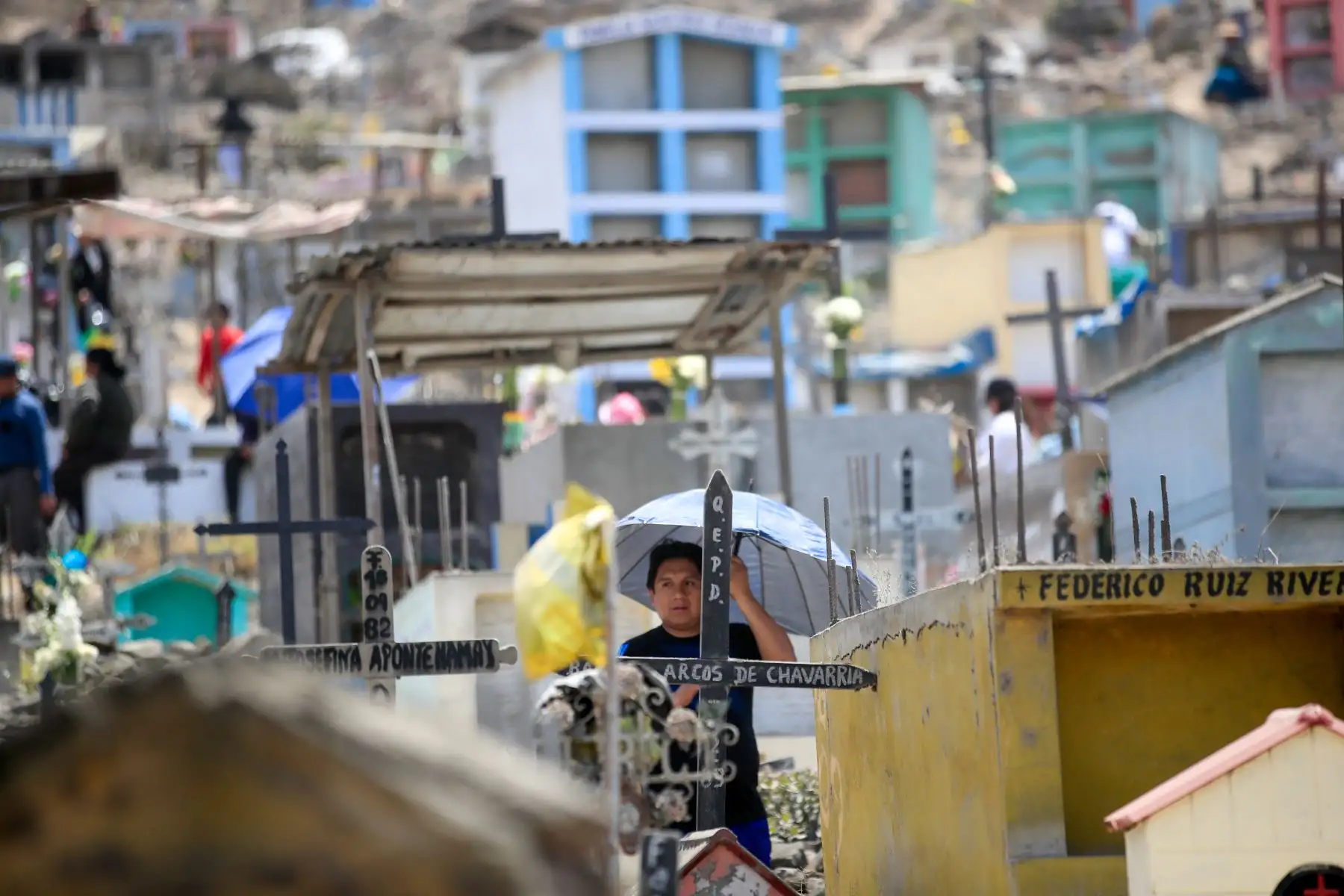 Cientos de personas acudieron al cementerio de Villa El Salvador donde se realizaron celebraciones por el día de Todos los Santos  
Foto: Andina/Juan Carlos Guzmán Negrini Cientos de personas acudieron al cementerio de Villa El Salvador donde se realizaron celebraciones por el día de Todos los Santos  
Foto: Andina/Juan Carlos Guzmán Negrini