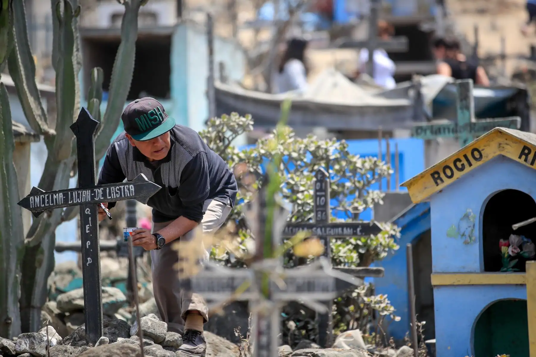 Cientos de personas acudieron al cementerio de Villa El Salvador donde se realizaron celebraciones por el día de Todos los Santos  
Foto: Andina/Juan Carlos Guzmán Negrini Cientos de personas acudieron al cementerio de Villa El Salvador donde se realizaron celebraciones por el día de Todos los Santos  
Foto: Andina/Juan Carlos Guzmán Negrini