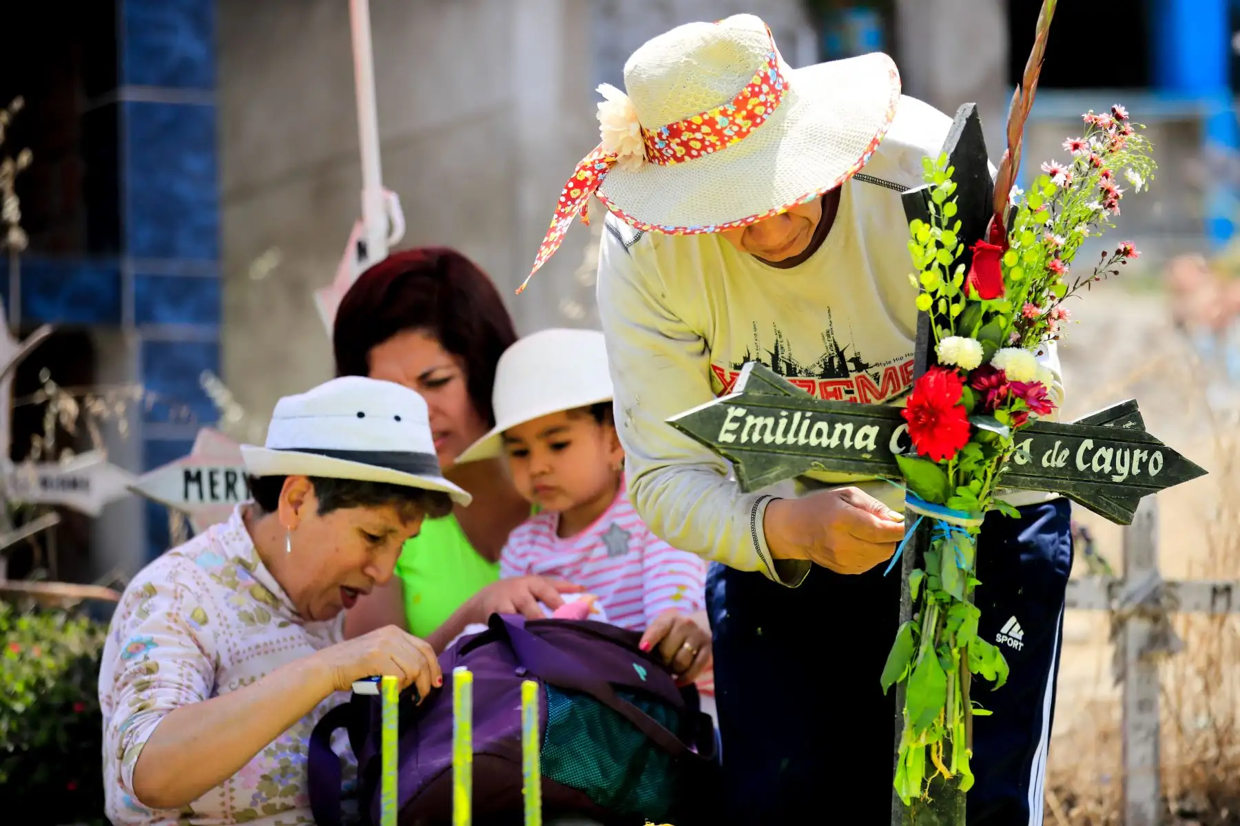 Cientos de personas acudieron al cementerio de Villa El Salvador donde se realizaron celebraciones por el día de Todos los Santos  
Foto: Andina/Juan Carlos Guzmán Negrini Cientos de personas acudieron al cementerio de Villa El Salvador donde se realizaron celebraciones por el día de Todos los Santos  
Foto: Andina/Juan Carlos Guzmán Negrini
