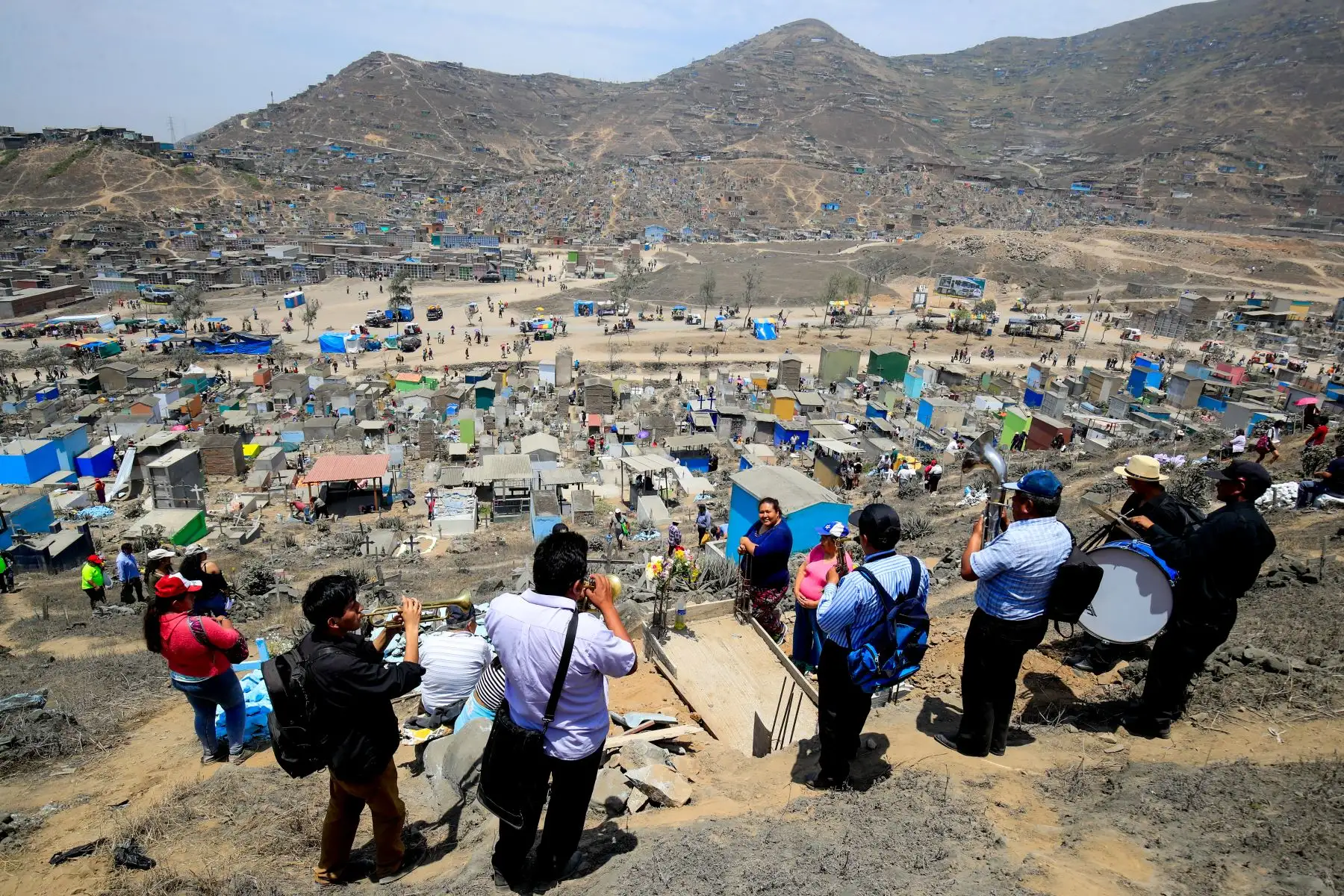 Cientos de personas acudieron al cementerio de Villa El Salvador donde se realizaron celebraciones por el día de Todos los Santos  
Foto: Andina/Juan Carlos Guzmán Negrini Cientos de personas acudieron al cementerio de Villa El Salvador donde se realizaron celebraciones por el día de Todos los Santos  
Foto: Andina/Juan Carlos Guzmán Negrini
