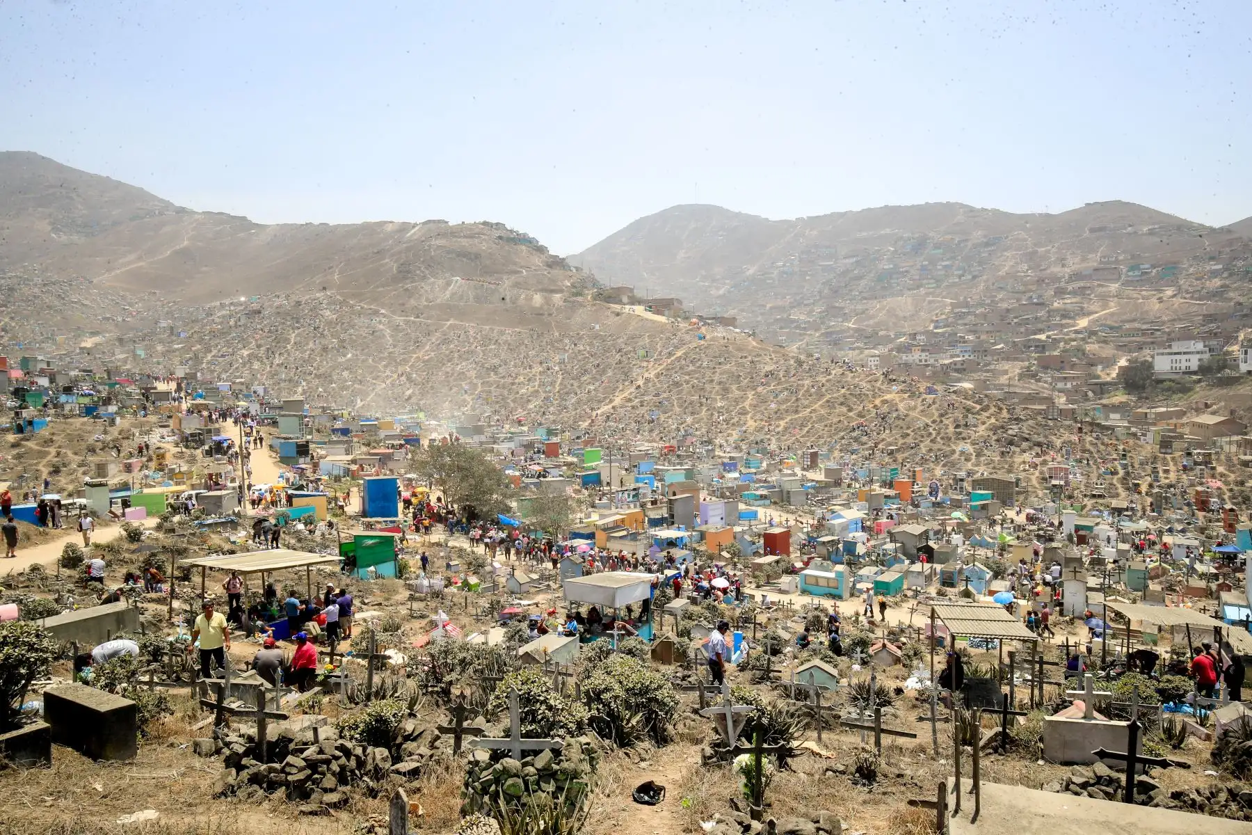 Cientos de personas acudieron al cementerio de Villa El Salvador donde se realizaron celebraciones por el día de Todos los Santos  
Foto: Andina/Juan Carlos Guzmán Negrini Cientos de personas acudieron al cementerio de Villa El Salvador donde se realizaron celebraciones por el día de Todos los Santos  
Foto: Andina/Juan Carlos Guzmán Negrini