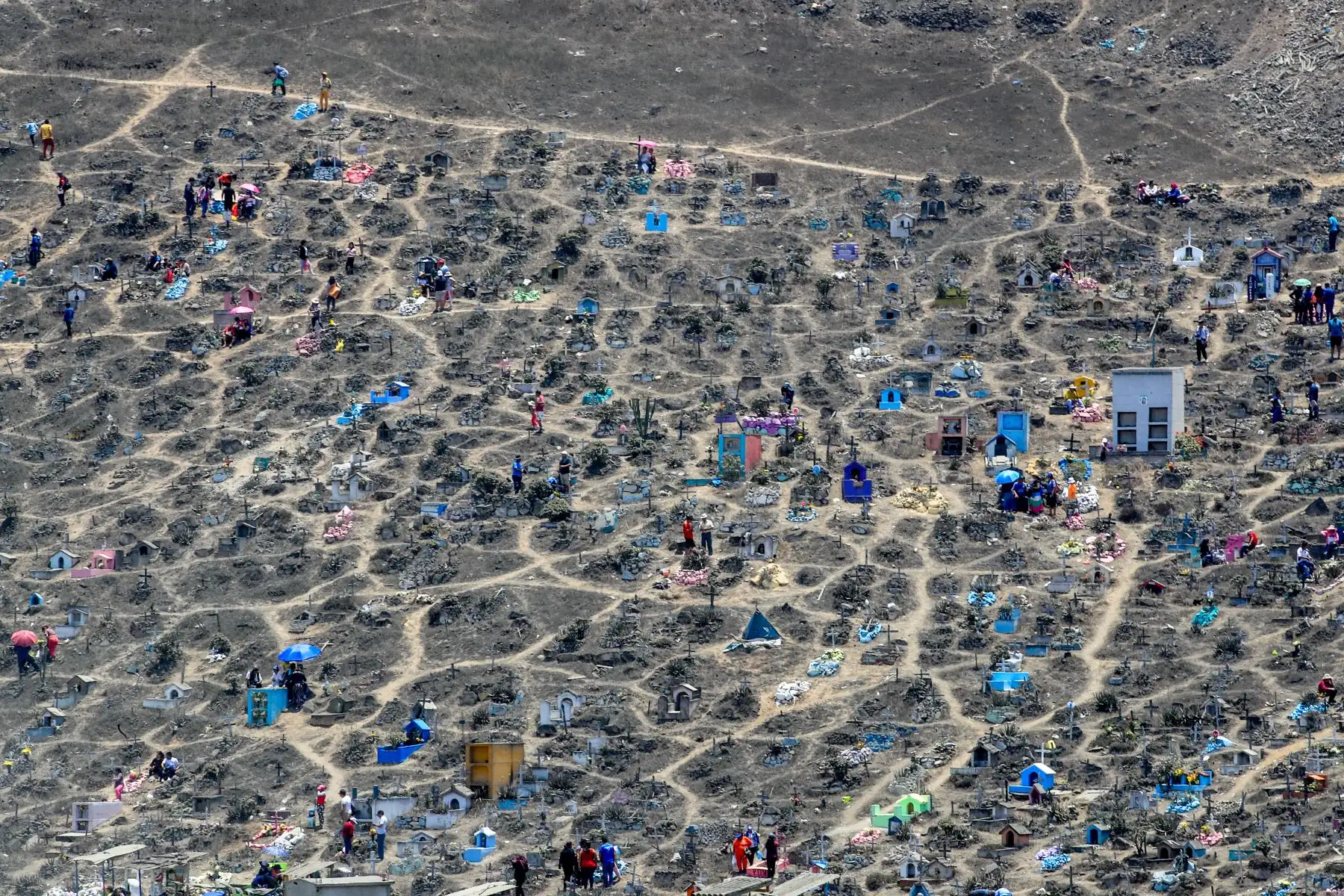 Cientos de personas acudieron al cementerio de Villa El Salvador donde se realizaron celebraciones por el día de Todos los Santos  
Foto: Andina/Juan Carlos Guzmán Negrini Cientos de personas acudieron al cementerio de Villa El Salvador donde se realizaron celebraciones por el día de Todos los Santos  
Foto: Andina/Juan Carlos Guzmán Negrini