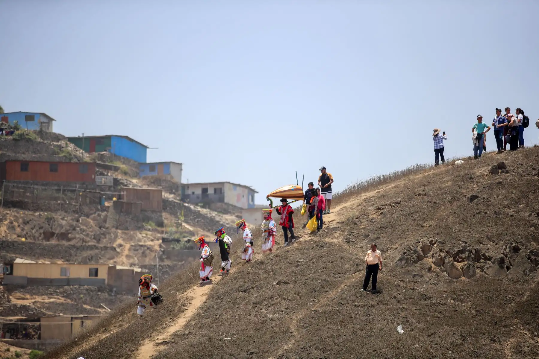 Cientos de personas acudieron al cementerio de Villa El Salvador donde se realizaron celebraciones por el día de Todos los Santos  
Foto: Andina/Juan Carlos Guzmán Negrini Cientos de personas acudieron al cementerio de Villa El Salvador donde se realizaron celebraciones por el día de Todos los Santos  
Foto: Andina/Juan Carlos Guzmán Negrini
