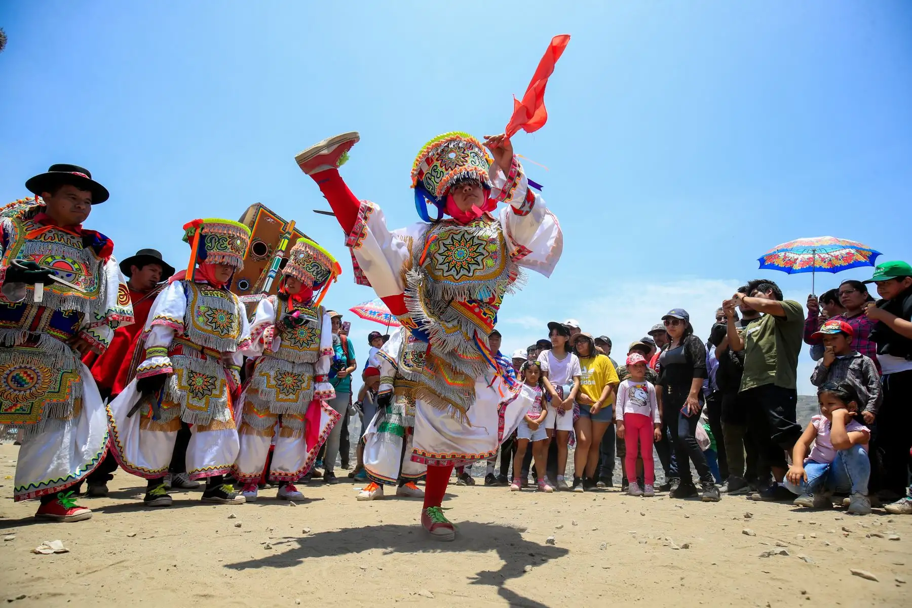 Cientos de personas acudieron al cementerio de Villa El Salvador donde se realizaron celebraciones por el día de Todos los Santos  
Foto: Andina/Juan Carlos Guzmán Negrini Cientos de personas acudieron al cementerio de Villa El Salvador donde se realizaron celebraciones por el día de Todos los Santos  
Foto: Andina/Juan Carlos Guzmán Negrini