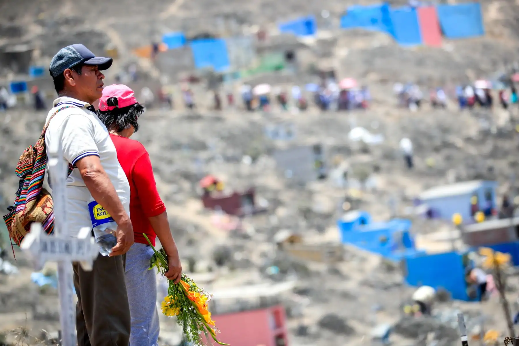 Cientos de personas acudieron al cementerio de Villa El Salvador donde se realizaron celebraciones por el día de Todos los Santos  
Foto: Andina/Juan Carlos Guzmán Negrini Cientos de personas acudieron al cementerio de Villa El Salvador donde se realizaron celebraciones por el día de Todos los Santos  
Foto: Andina/Juan Carlos Guzmán Negrini