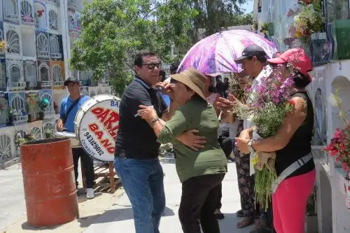Con ambiente festivo chimbotanos recuerdan a sus familiares en cementerio. ANDINA/Difusión