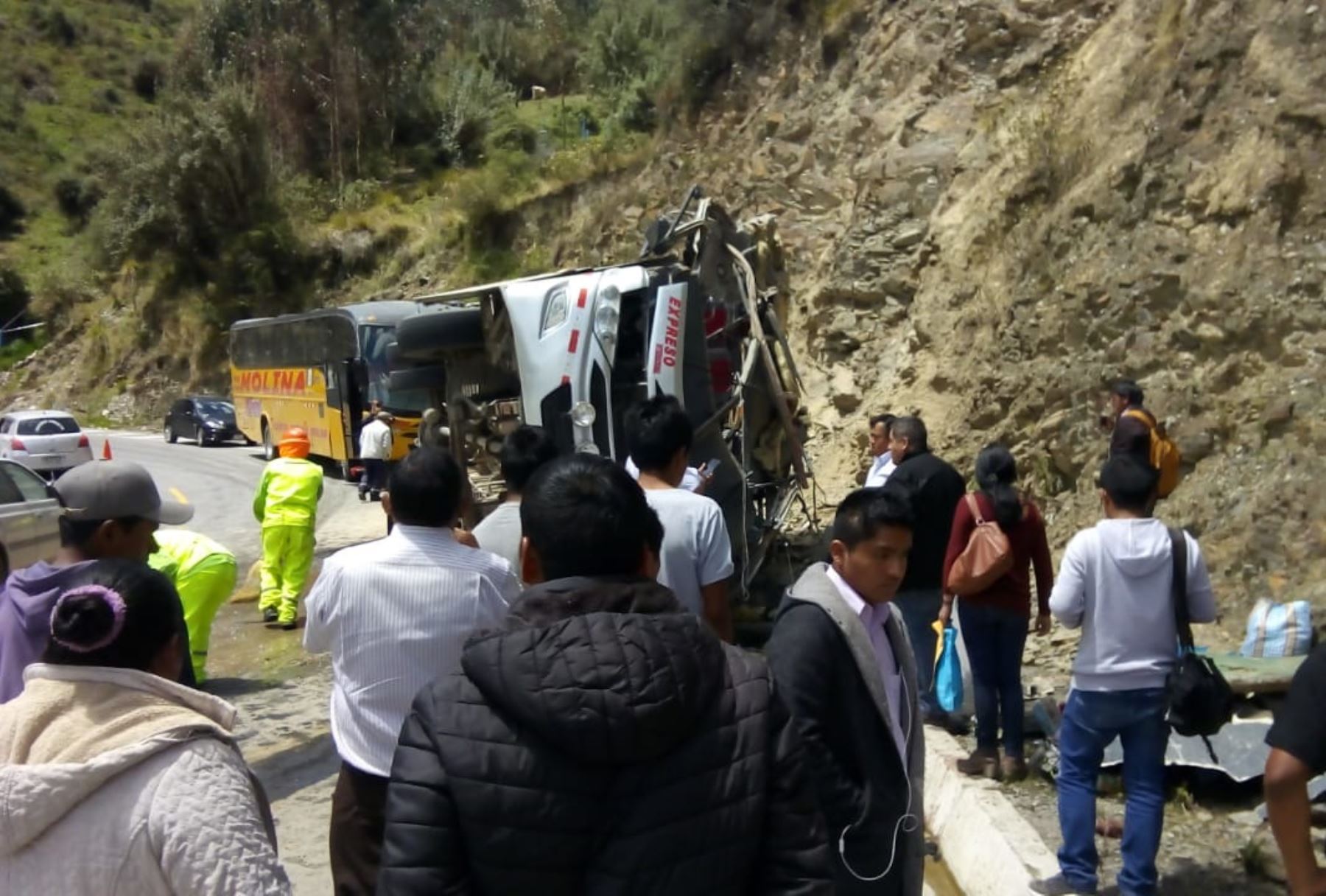 Despiste y vuelco de bus interprovincial deja 3 muertos y 25 heridos en Huancavelica. Foto: Pedro Tinoco