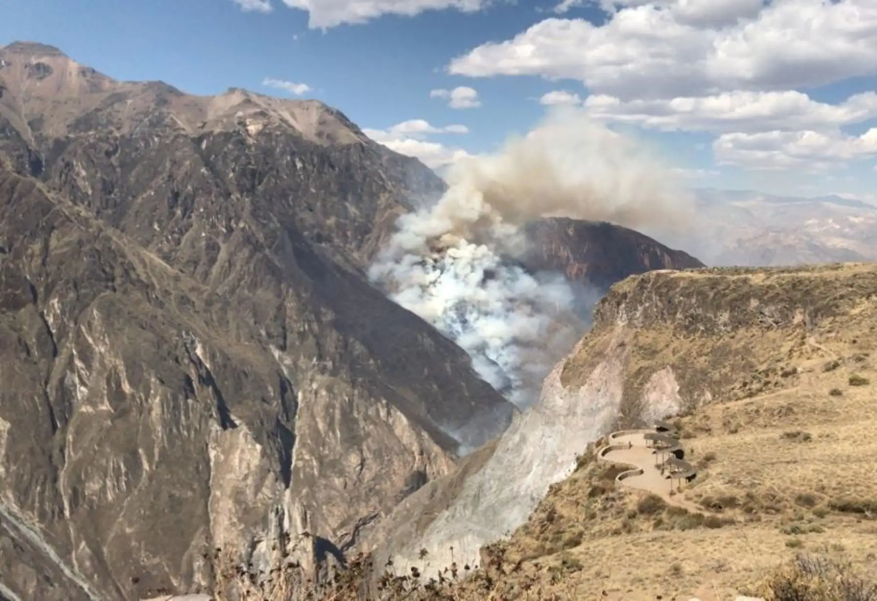 En las faldas del cerro Bomboya, en el valle del Colca (Arequipa), el jueves 31 de octubre se registró un incendio forestal que fue controlado con la lluvia y nevada. Foto: ANDINA/Difusión