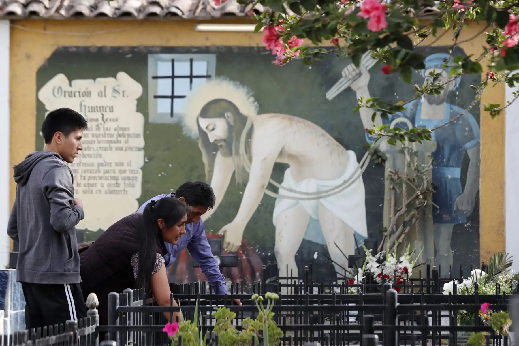 Pobladores visitan los cementerios en Ayacucho por celebración del día de los santos. Foto: ANDINA/Carlos Lezama